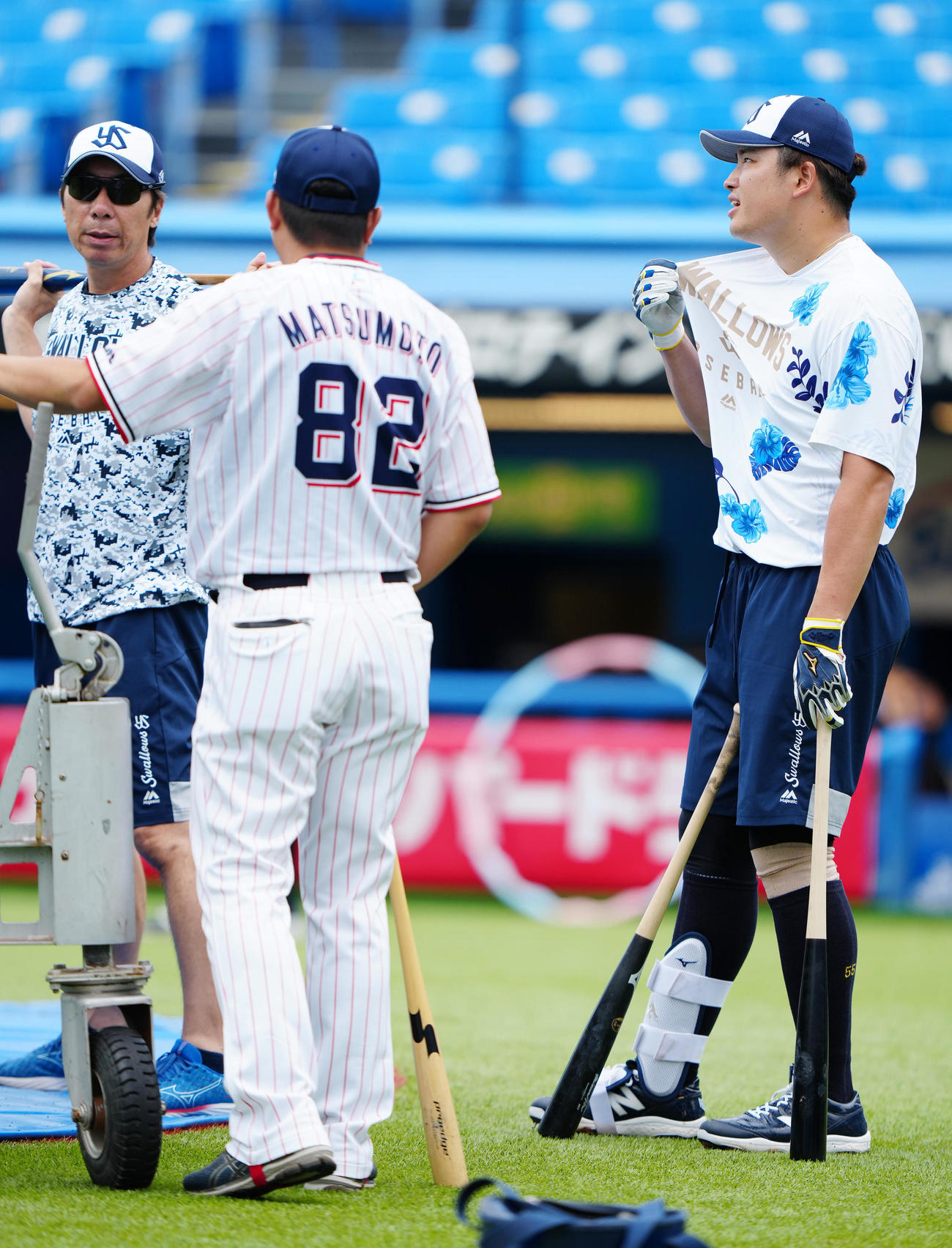 ヤクルト対広島　試合前練習中、ヤクルト高津監督（左）と言葉を交わす村上（撮影・江口和貴）