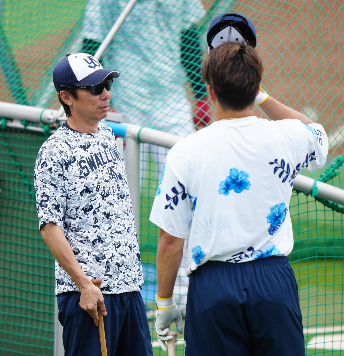 ヤクルト対広島　試合前練習中、ヤクルト村上（右）と言葉を交わす高津監督（撮影・江口和貴）