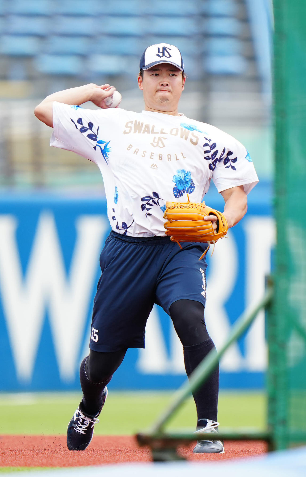ヤクルト対広島　試合前、守備練習するヤクルト村上（撮影・江口和貴）