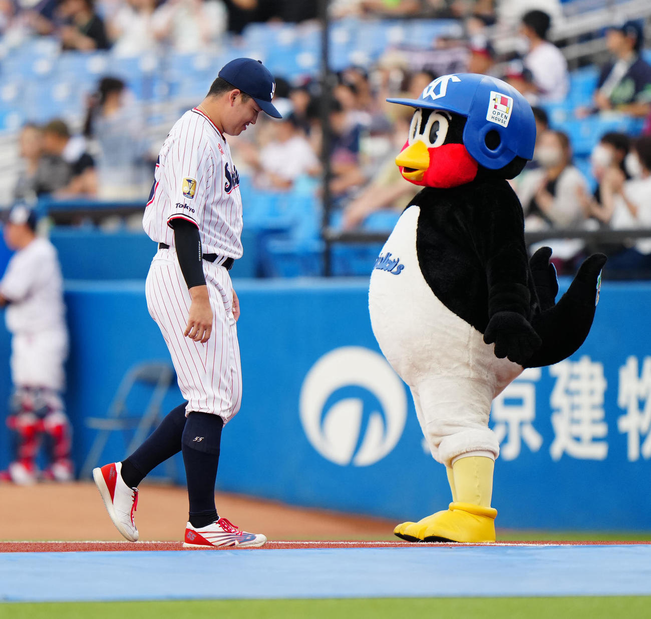 ヤクルト対広島　試合前、ウオーミングアップを切り上げ、ベンチに向かうヤクルト村上（撮影・江口和貴）