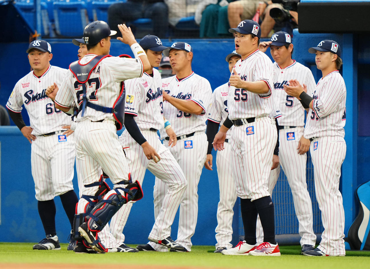 ヤクルト対広島　1回表終了後、スタメンから外れたヤクルト村上（右から3人目）はベンチ前でチームメートを出迎える（撮影・江口和貴）