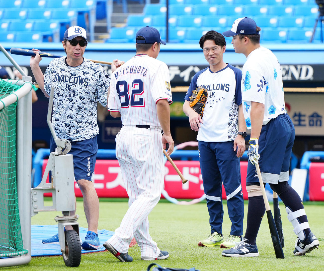 ヤクルト対広島　試合前練習中、ヤクルト高津監督（左端）らと言葉を交わす村上（右端）（撮影・江口和貴）