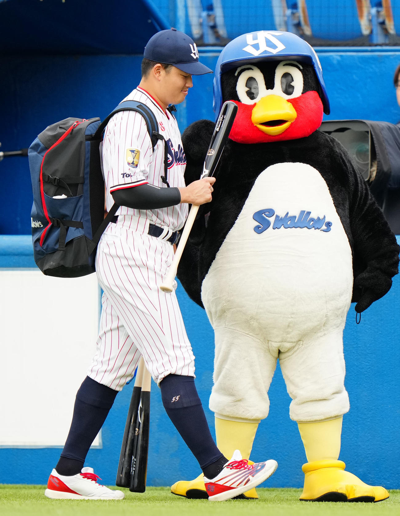 ヤクルト対広島　試合前、つば九郎（右）とタッチを交わすヤクルト村上（撮影・江口和貴）