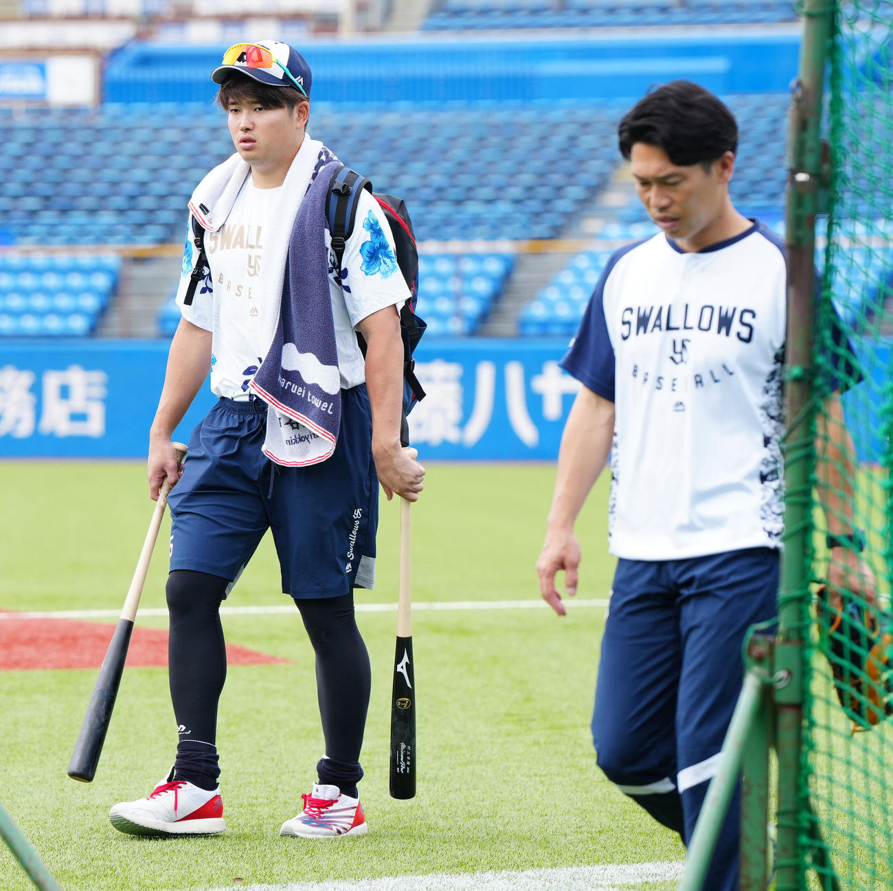 ヤクルト対広島　試合前練習に向かうヤクルト村上（左）（撮影・江口和貴）