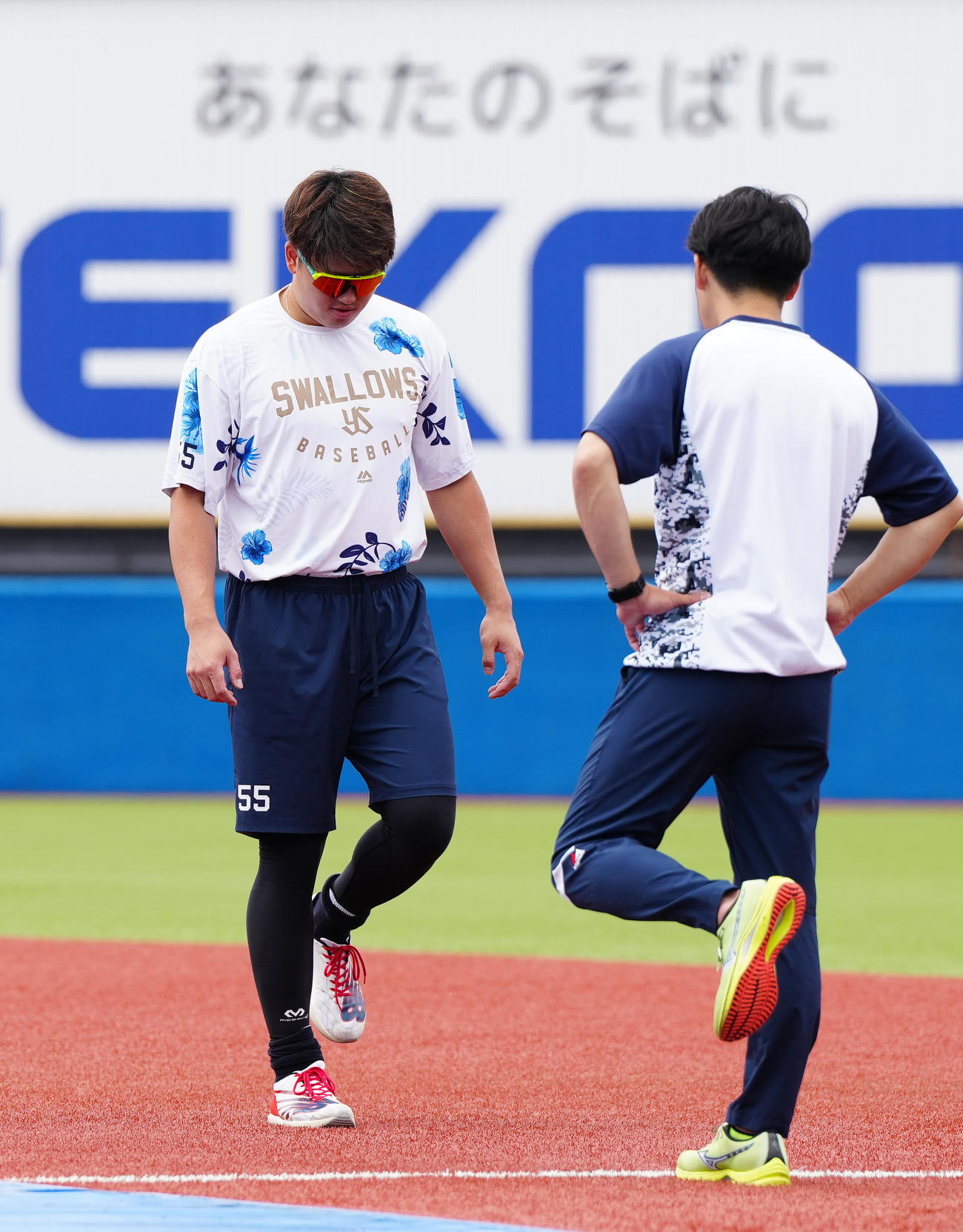 ヤクルト対広島　試合前練習に臨むヤクルト村上（左）（撮影・江口和貴）