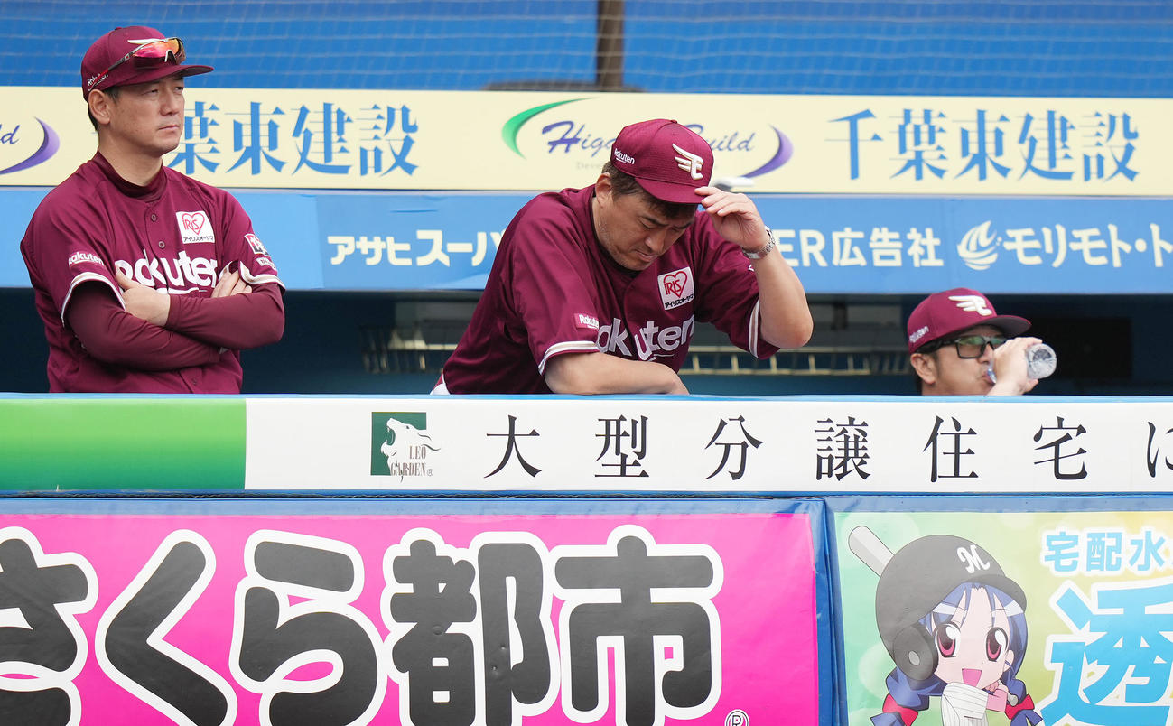ロッテ対楽天　べんちでうつむく楽天石井監督（中央）（撮影・鈴木みどり）