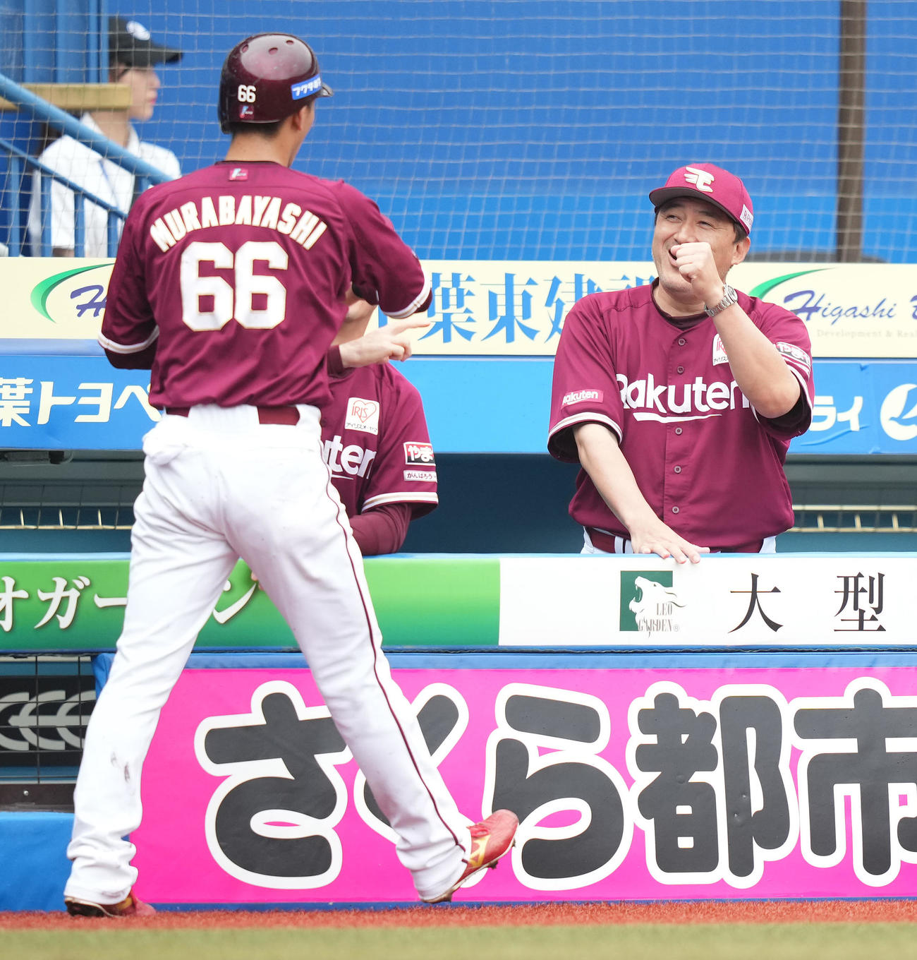 ロッテ対楽天　1回表楽天1死一、二塁、先制の中前適時打で生還した村林（左）を笑顔で迎える石井監督（撮影・鈴木みどり）
