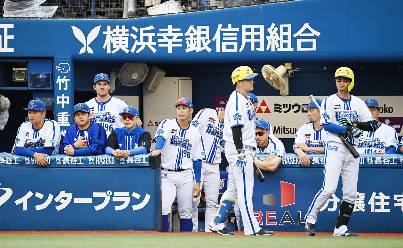DeNA対中日　11回裏、チームメートと共にベンチで試合を見つめるDeNAバウアー（左から3人目）（撮影・横山健太）