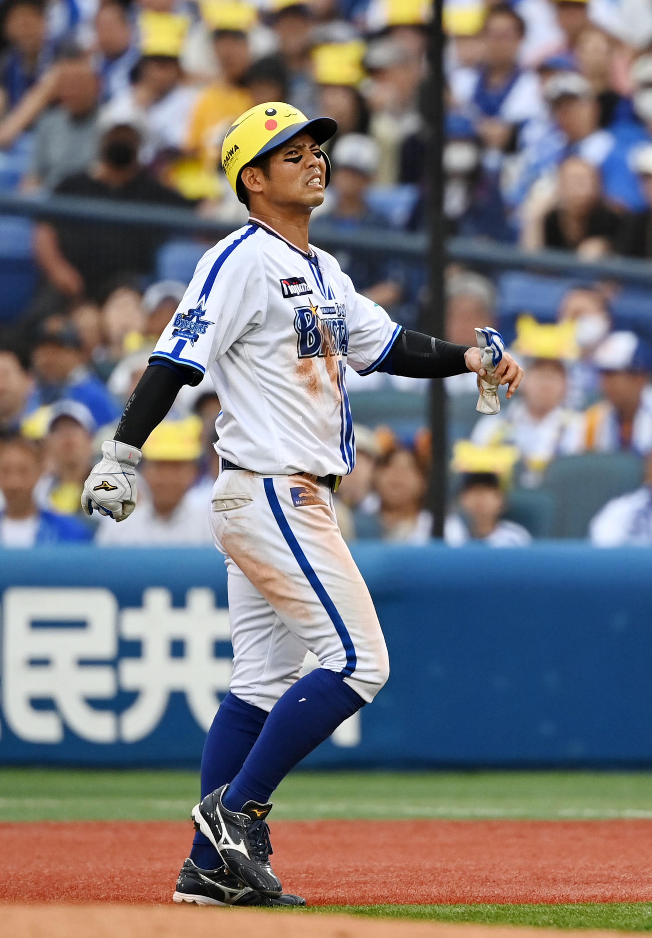 DeNA対中日　11回裏DeNA2死一塁、走塁中にけがをしタッチアウトとなる桑原（撮影・横山健太）