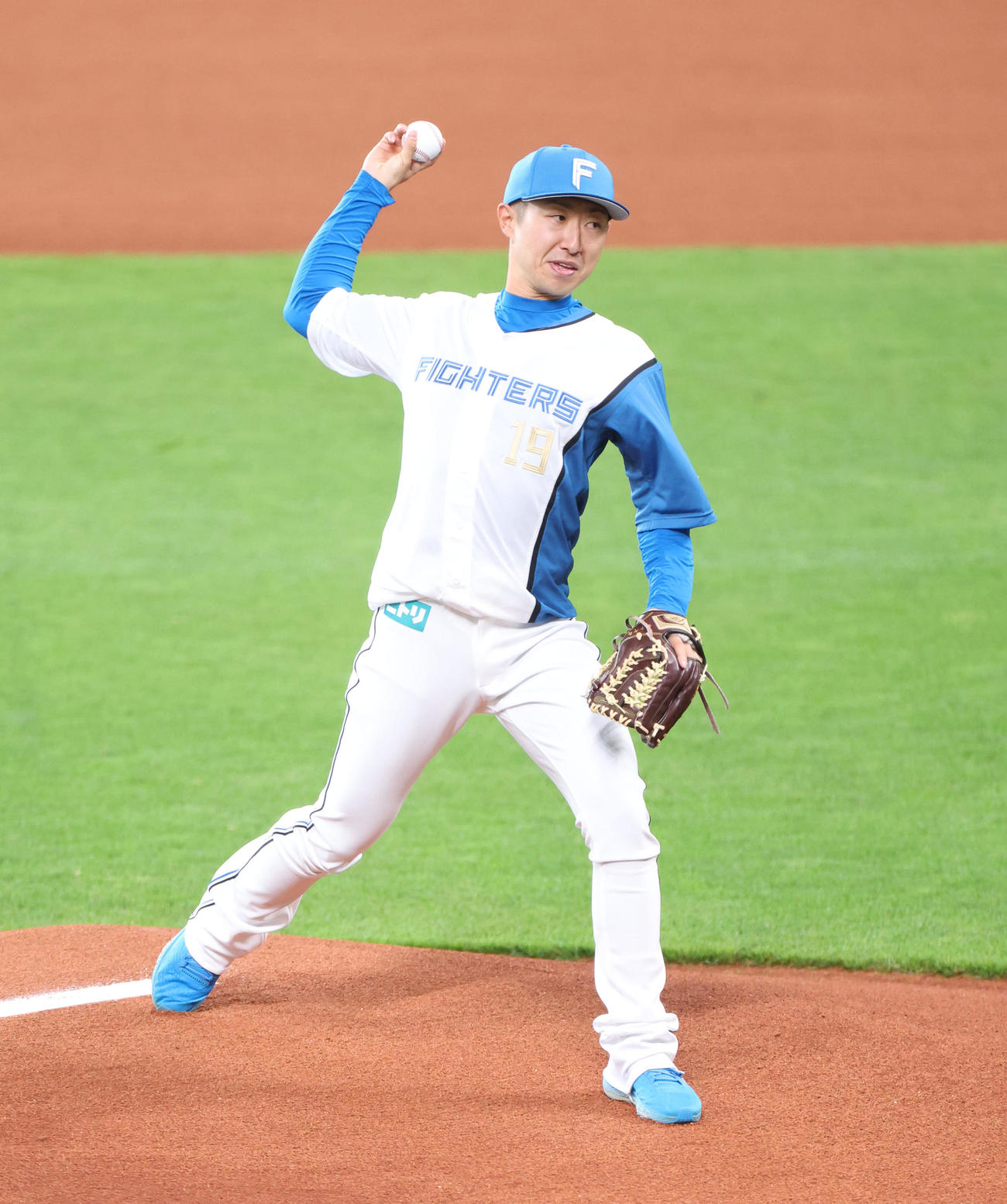 日本ハム対オリックス　試合前、引退セレモニーで投球する日本ハム金子特命コーチ（撮影・佐藤翔太）
