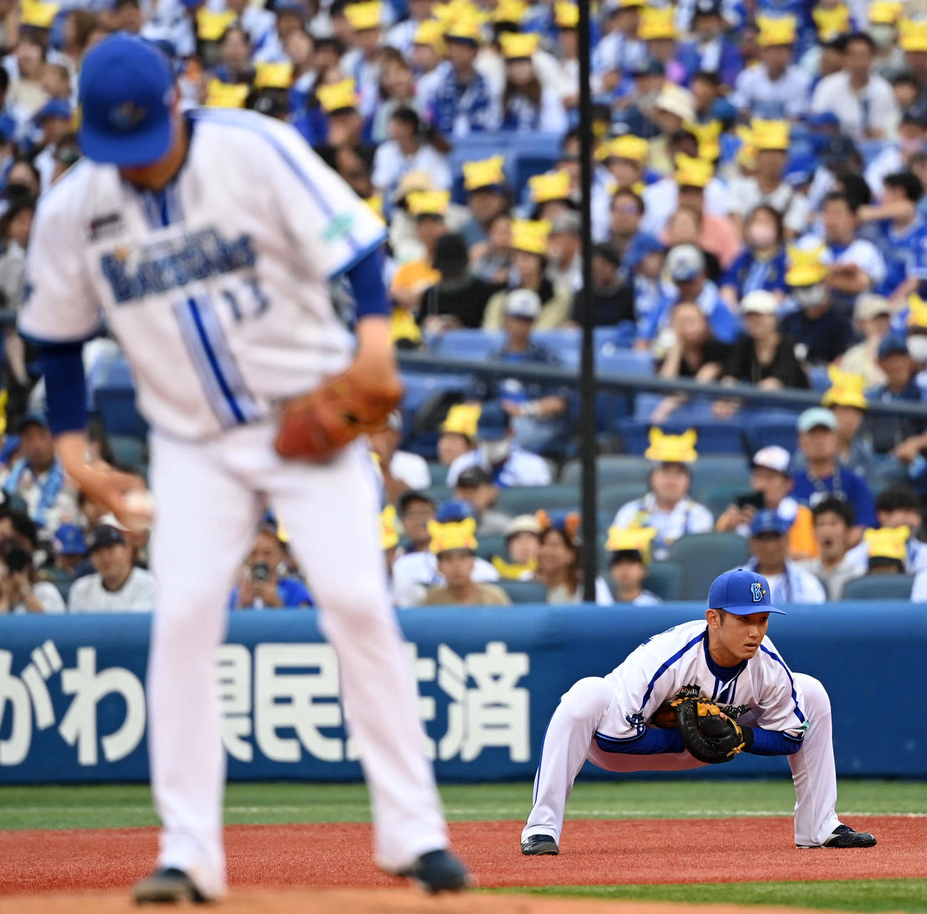 DeNA対中日　12回表から一塁の守備につくDeNA山本（撮影・横山健太）