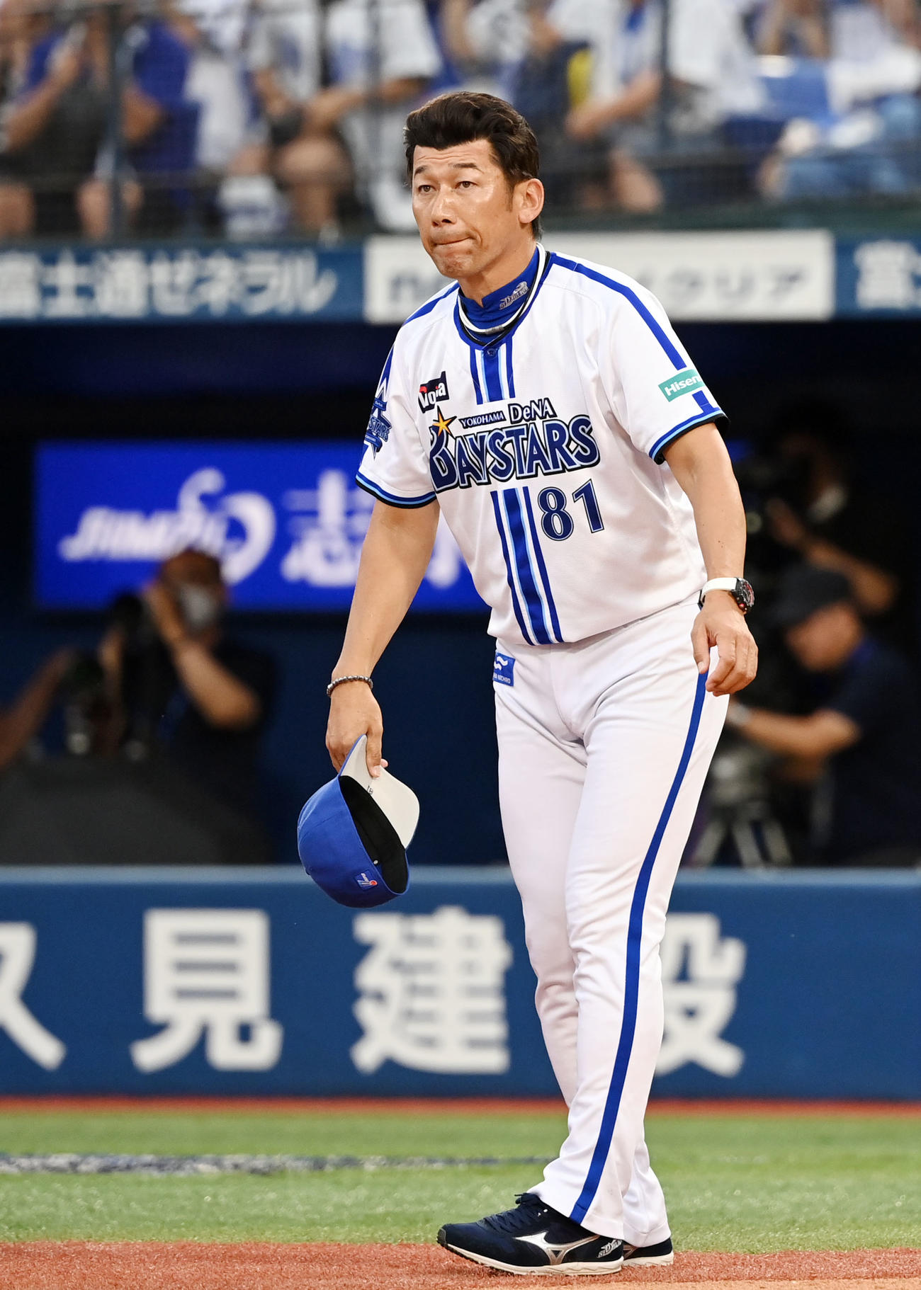 DeNA対中日　試合を終えあいさつをするDeNA三浦監督（撮影・横山健太）