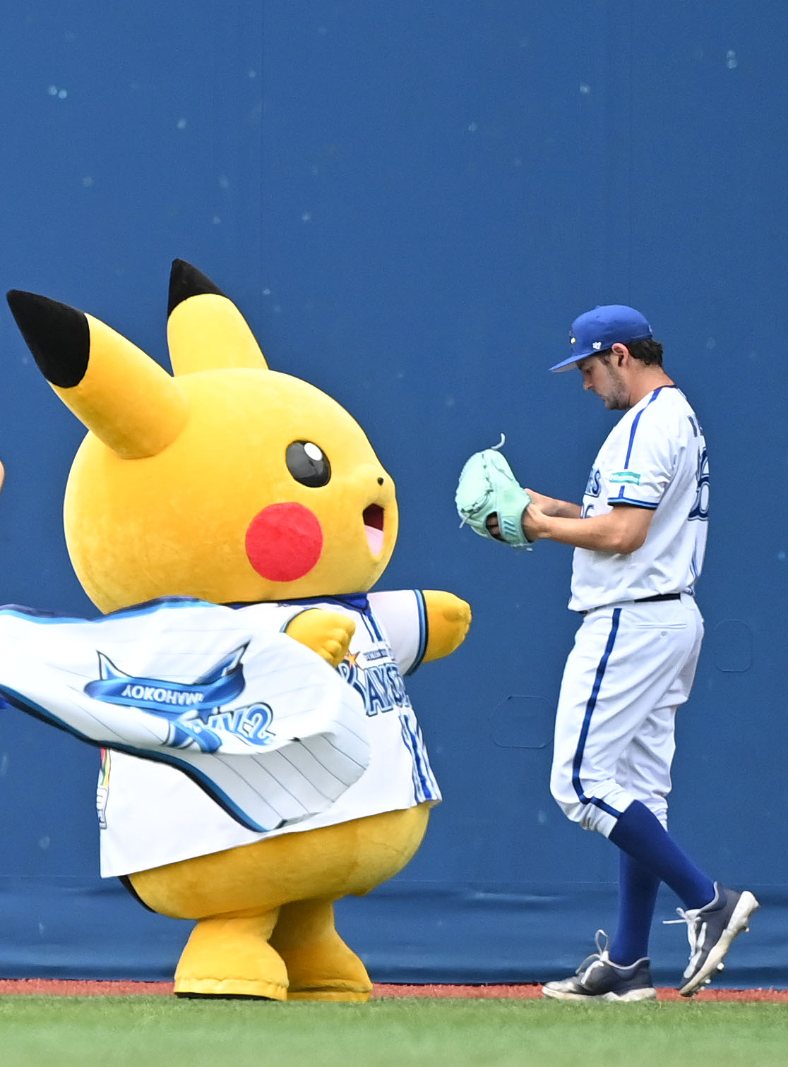 DeNA対中日　試合開始前、キャッチボールをするDeNAバウアー。左はピカチュウ（撮影・横山健太）