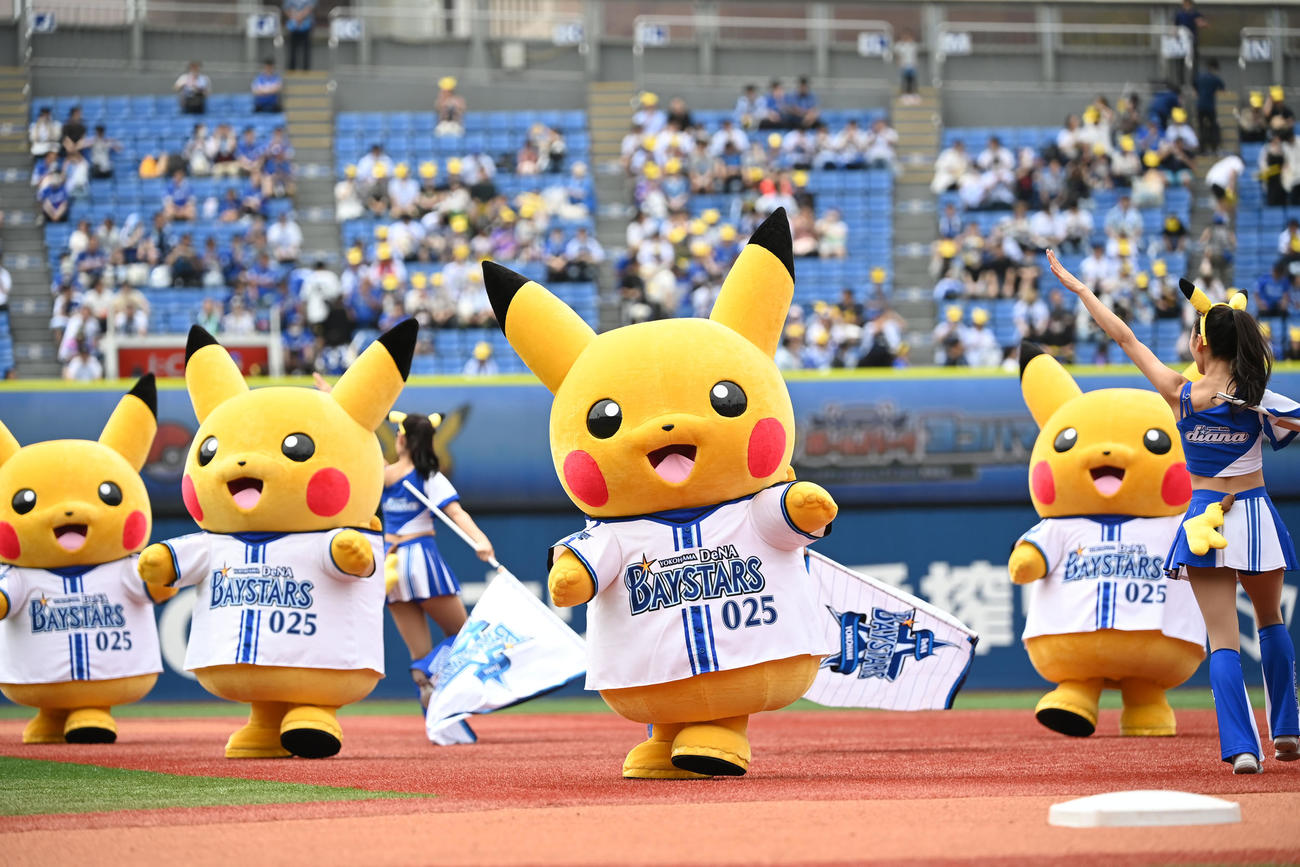 DeNA対中日　オープニングセレモニーに登場したDianaとピカチュウ（撮影・横山健太）