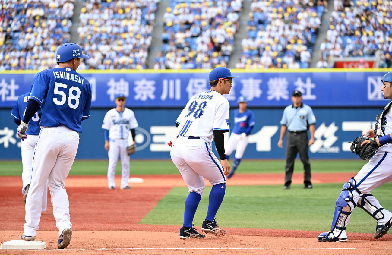 DeNA対中日　6回表中日2死一、二塁、三塁にいた龍空（左）が二塁へ戻る（撮影・横山健太）
