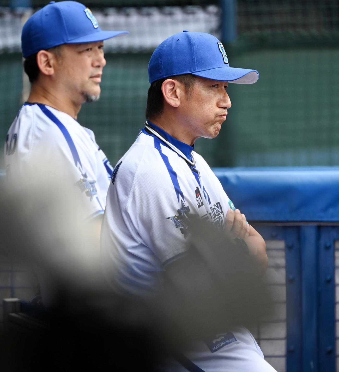 DeNA対中日　口をとがらせスコアを見つめるDeNA三浦監督（右）（撮影・横山健太）
