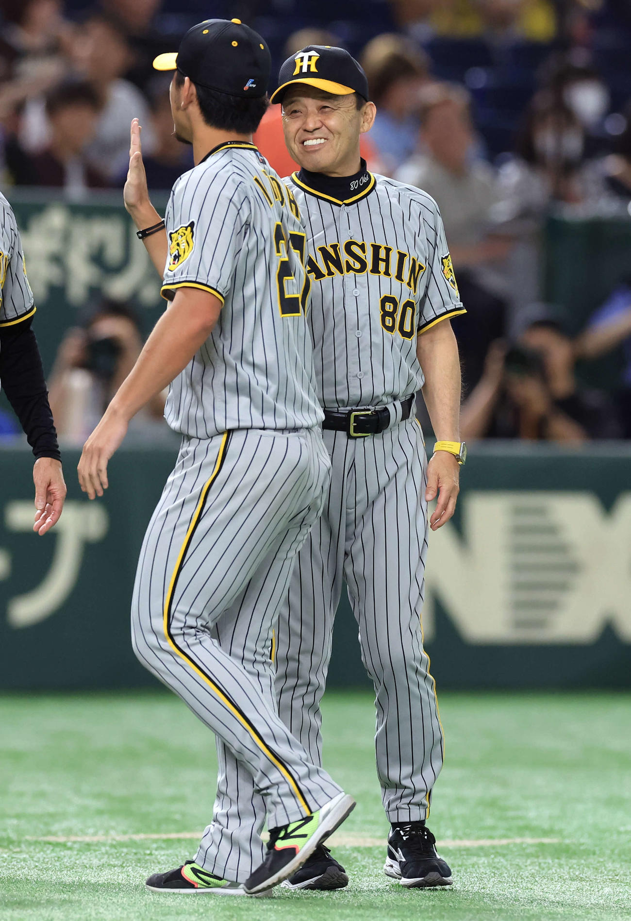 巨人対阪神　勝利投手の伊藤将（手前）と笑顔でハイタッチする岡田監督（撮影・浅見桂子）
