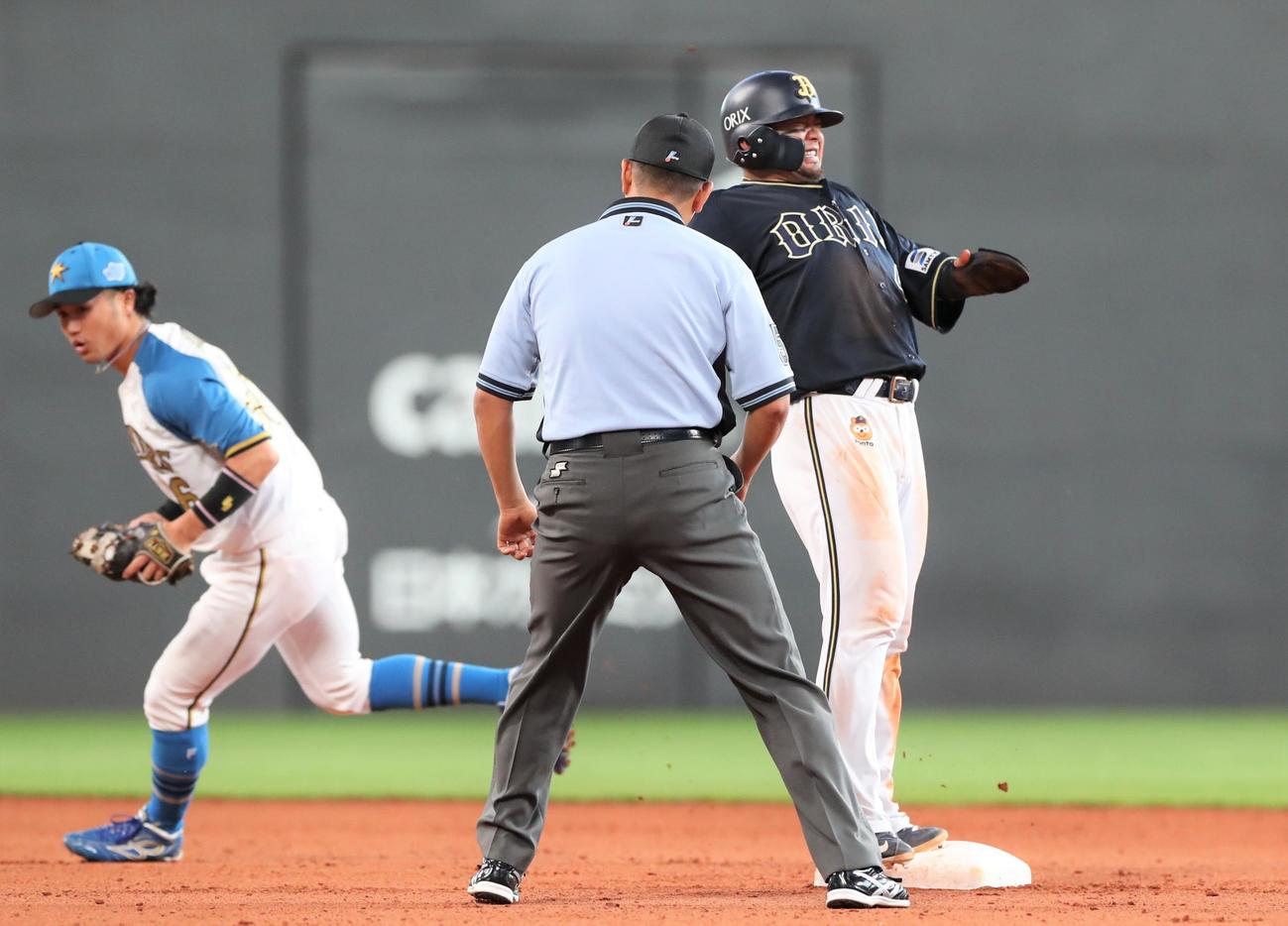 日本ハム対オリックス　8回表オリックス1死一塁、杉本の安打で二塁に進塁した森は足を痛め顔をしかめる（撮影・黒川智章）