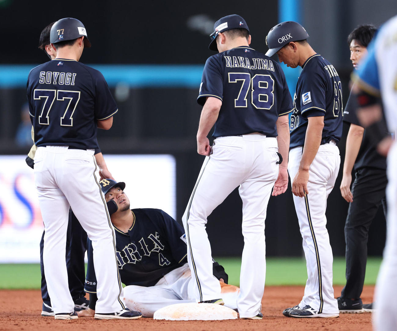 日本ハム対オリックス　8回表オリックス1死一、二塁、負傷した森（左後方）は中嶋監督と会話する（撮影・佐藤翔太）