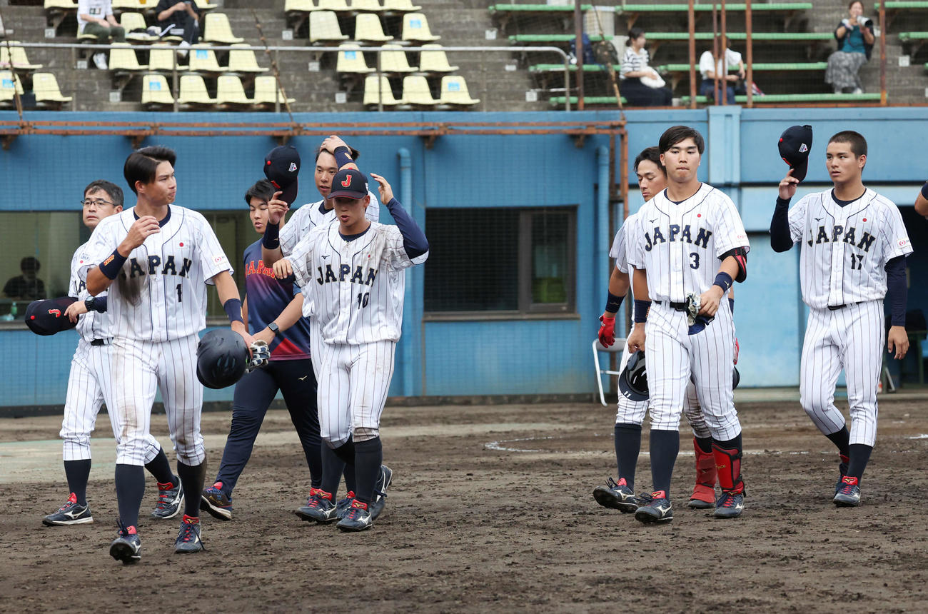 ENEOS対侍ジャパン大学日本代表 10回タイブレークで敗れ、肩を落とす侍ジャパン大学日本代表（撮影・宮地輝）