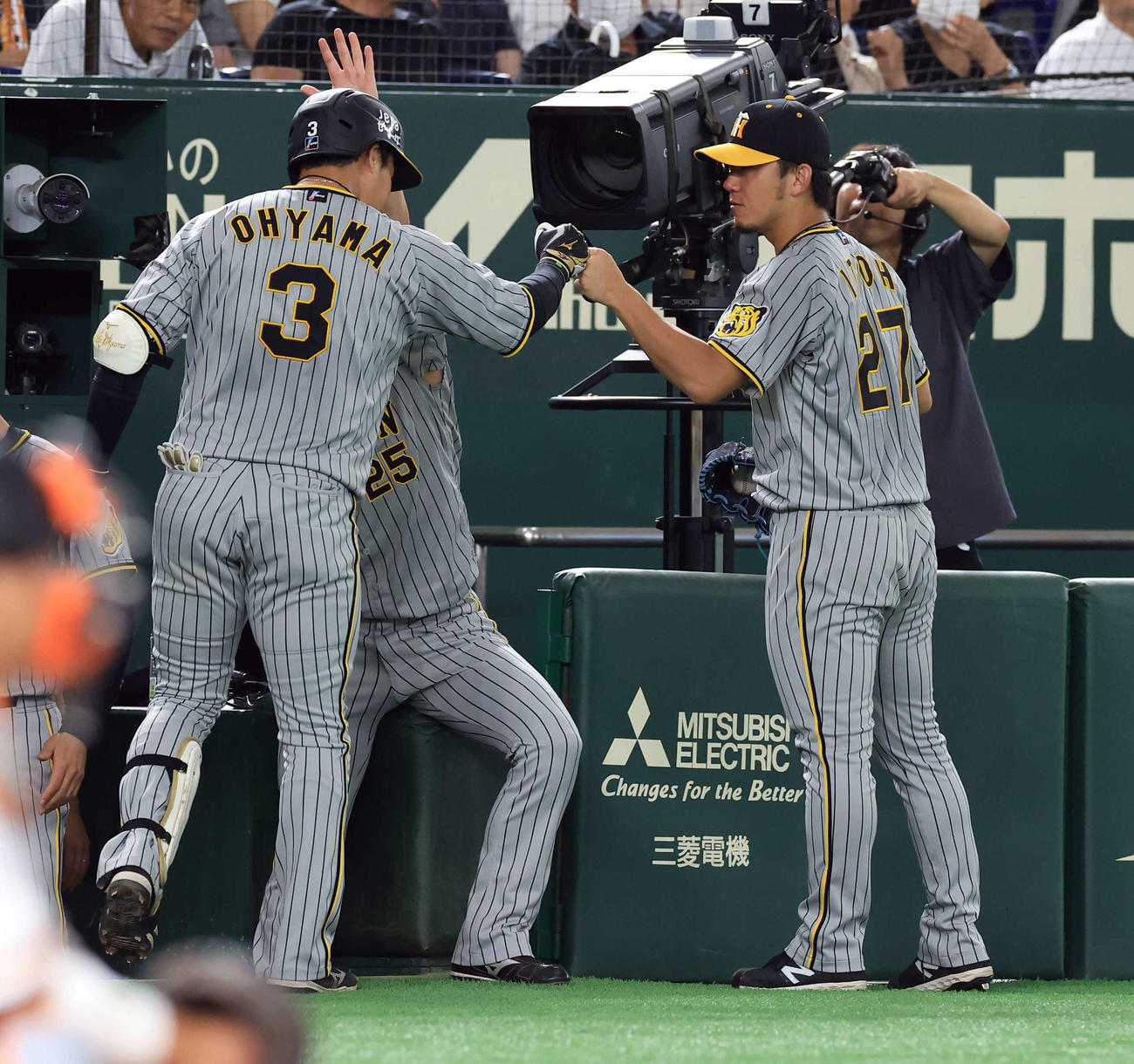 巨人対阪神　4回表阪神2死、大山（右）が左中間ソロ本塁打を放ち、グータッチで迎える伊藤将（撮影・浅見桂子）