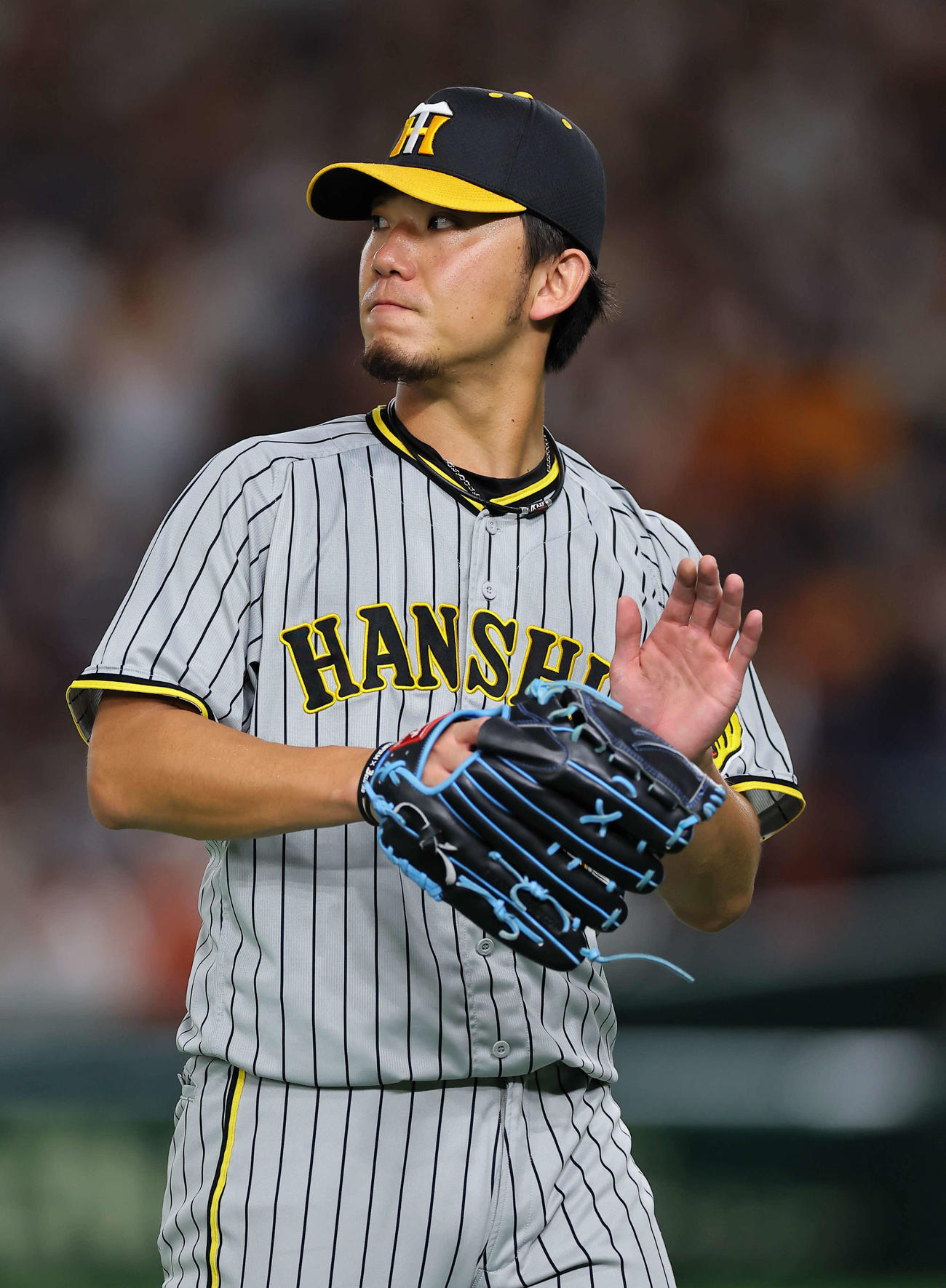 巨人対阪神　5回も巨人打線を抑えグラブをたたく伊藤将（撮影・上田博志）