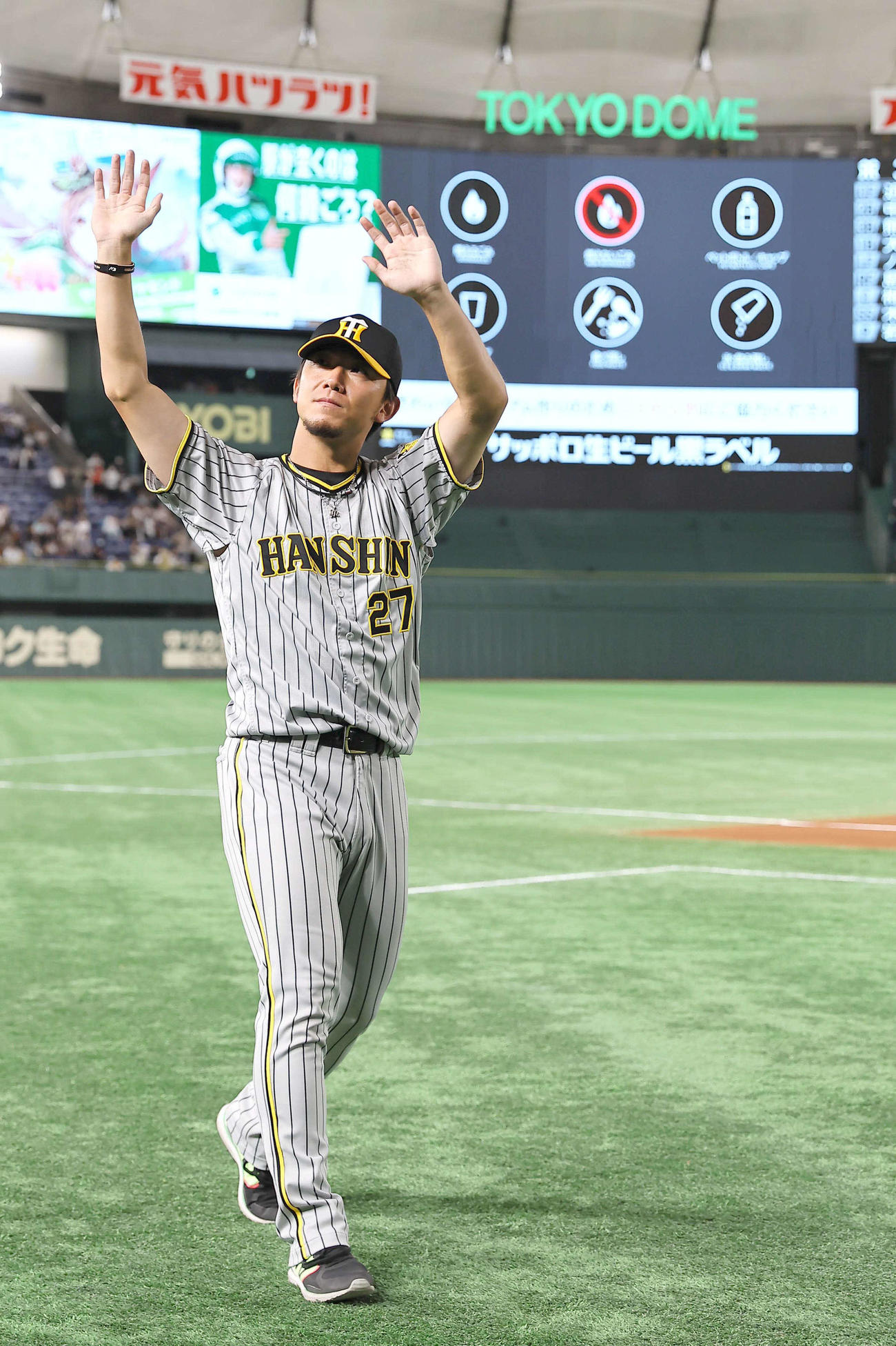 巨人対阪神　3勝目をあげた伊藤将はファンの歓声に両手を上げて応える（撮影・上田博志）