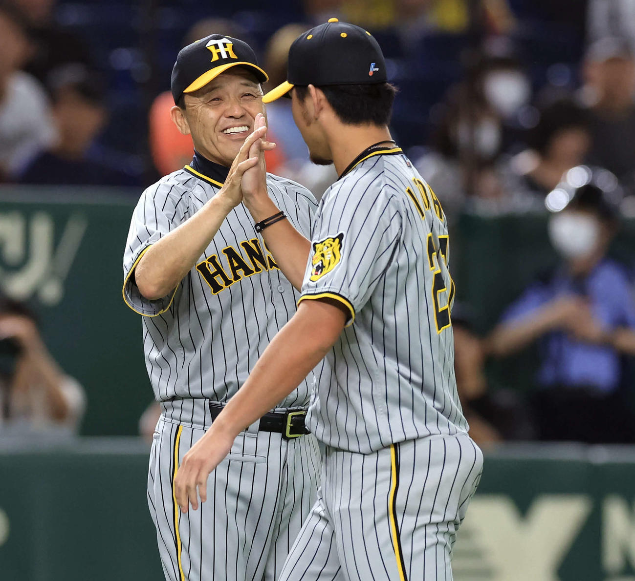 巨人対阪神　勝利投手の伊藤将（右）と笑顔でハイタッチする岡田監督（撮影・浅見桂子）
