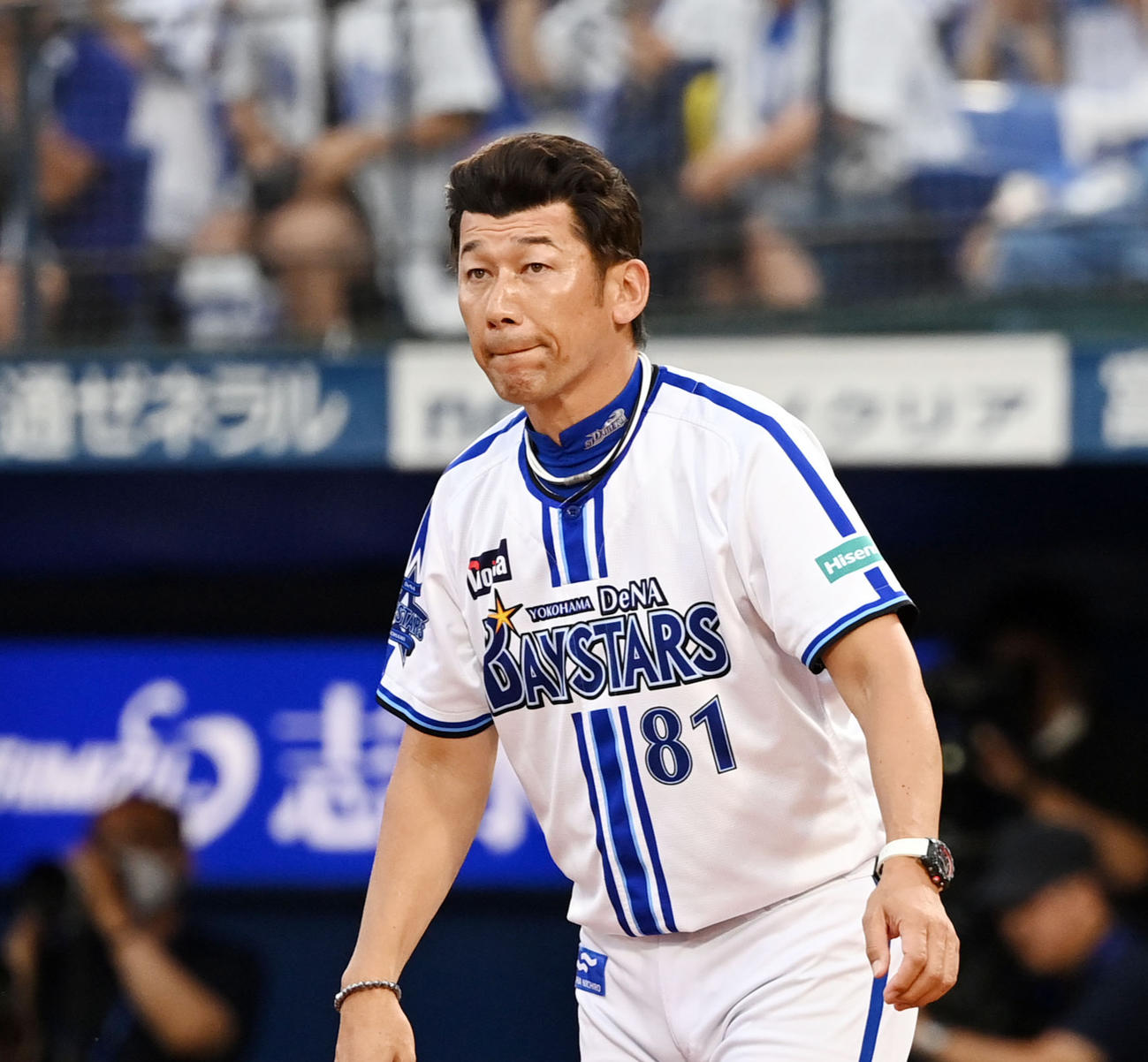 DeNA対中日　試合を終えあいさつをするDeNA三浦監督（撮影・横山健太）