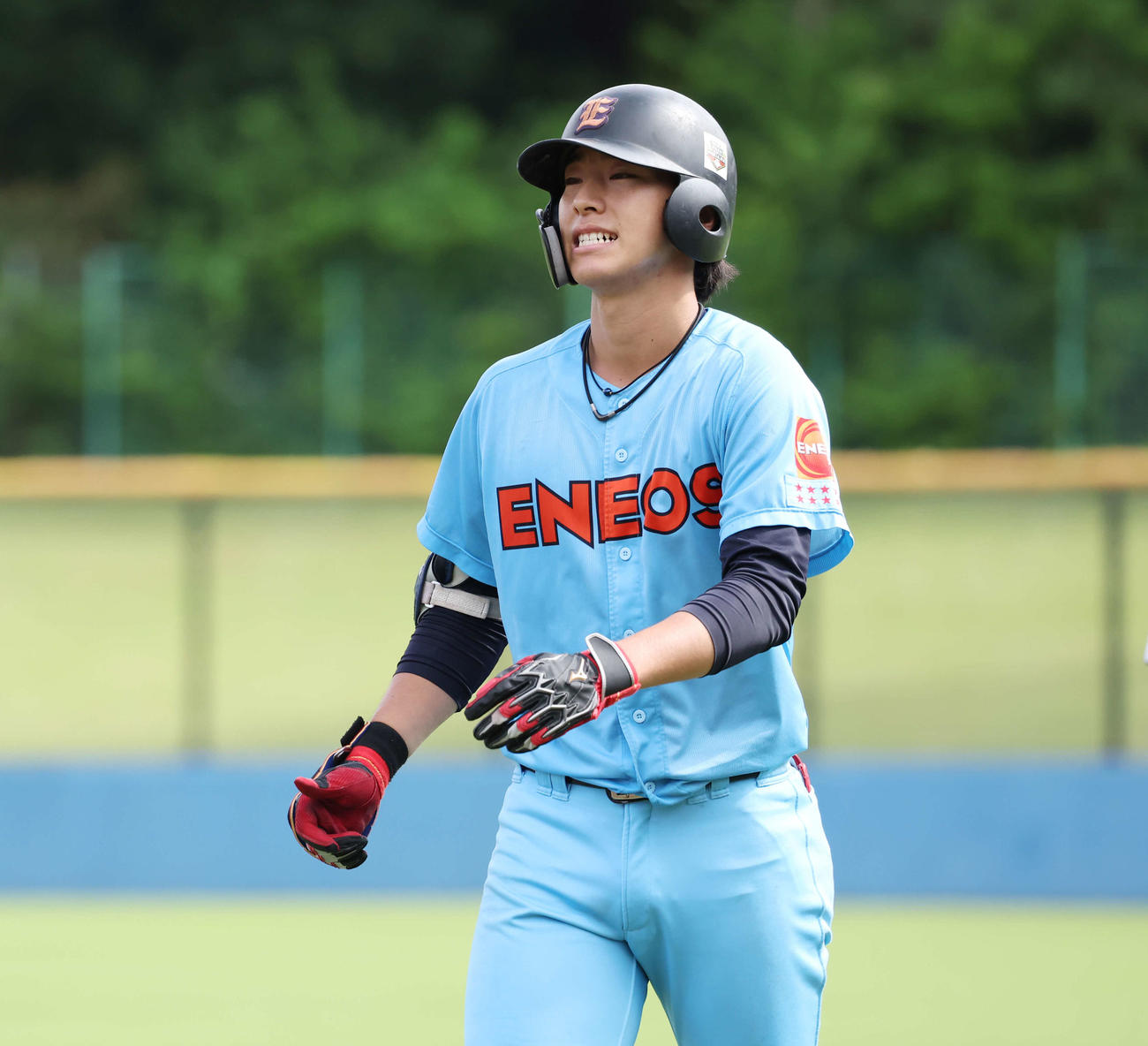 ENEOS対侍ジャパン大学日本代表　3回表ENEOS2死一、二塁、一ゴロに倒れ、悔しがる度会（撮影・宮地輝）