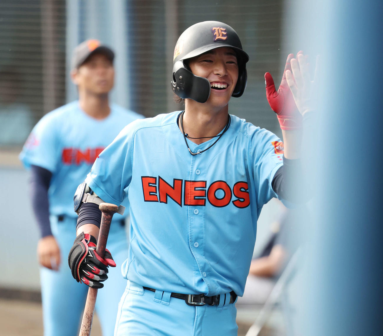 ENEOS対侍ジャパン大学日本代表　9回表ENEOS無死満塁、同点中犠飛を放ち、笑顔でタッチを交わす度会（撮影・宮地輝）