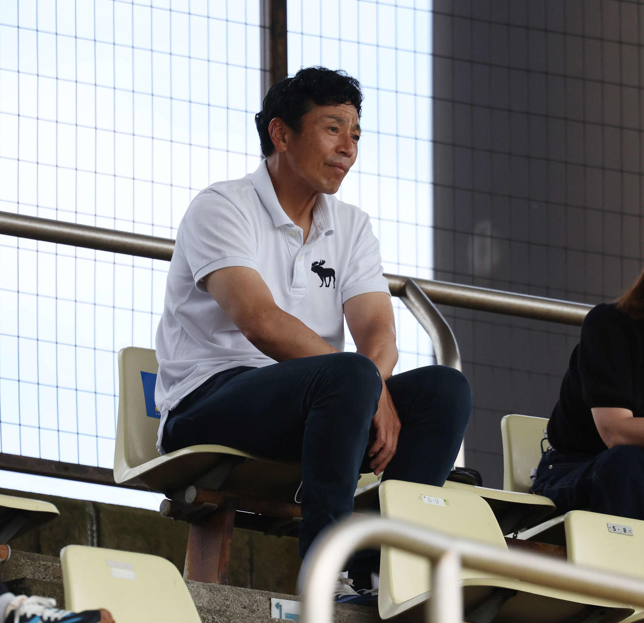 ENEOS対侍ジャパン大学日本代表　スタンドから息子の度会隆輝の試合を観戦する度会博文氏（撮影・宮地輝）