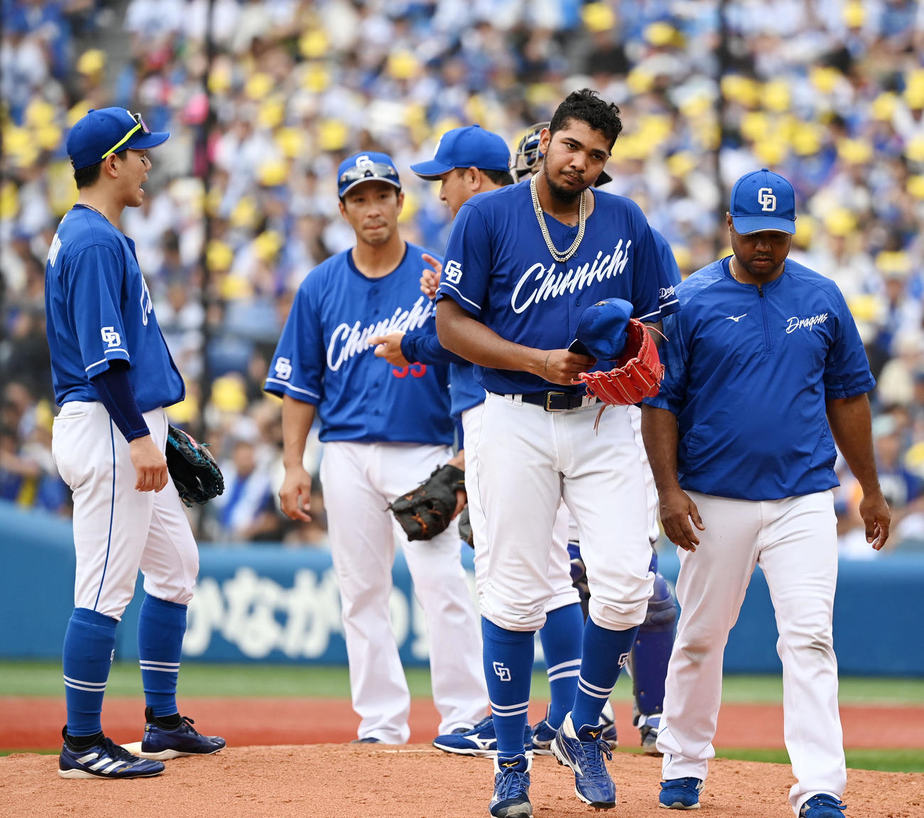 DeNA対中日　8回裏途中出マウンドを降りるメヒア（撮影・横山健太）