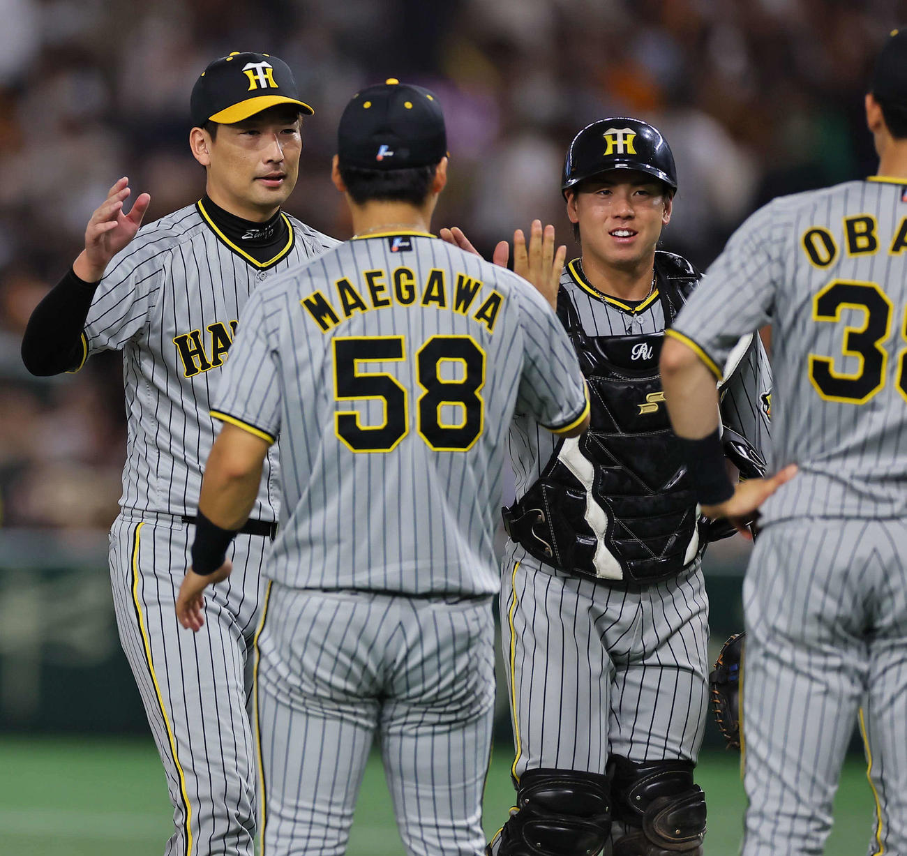 巨人対阪神　梅野（右）はナインとハイタッチして勝利を喜ぶ（撮影・上田博志）