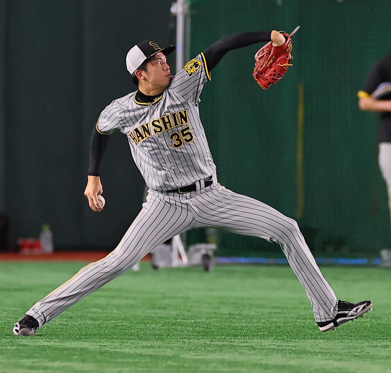 巨人対阪神　キャッチボールで調整をする才木（撮影・上田博志）