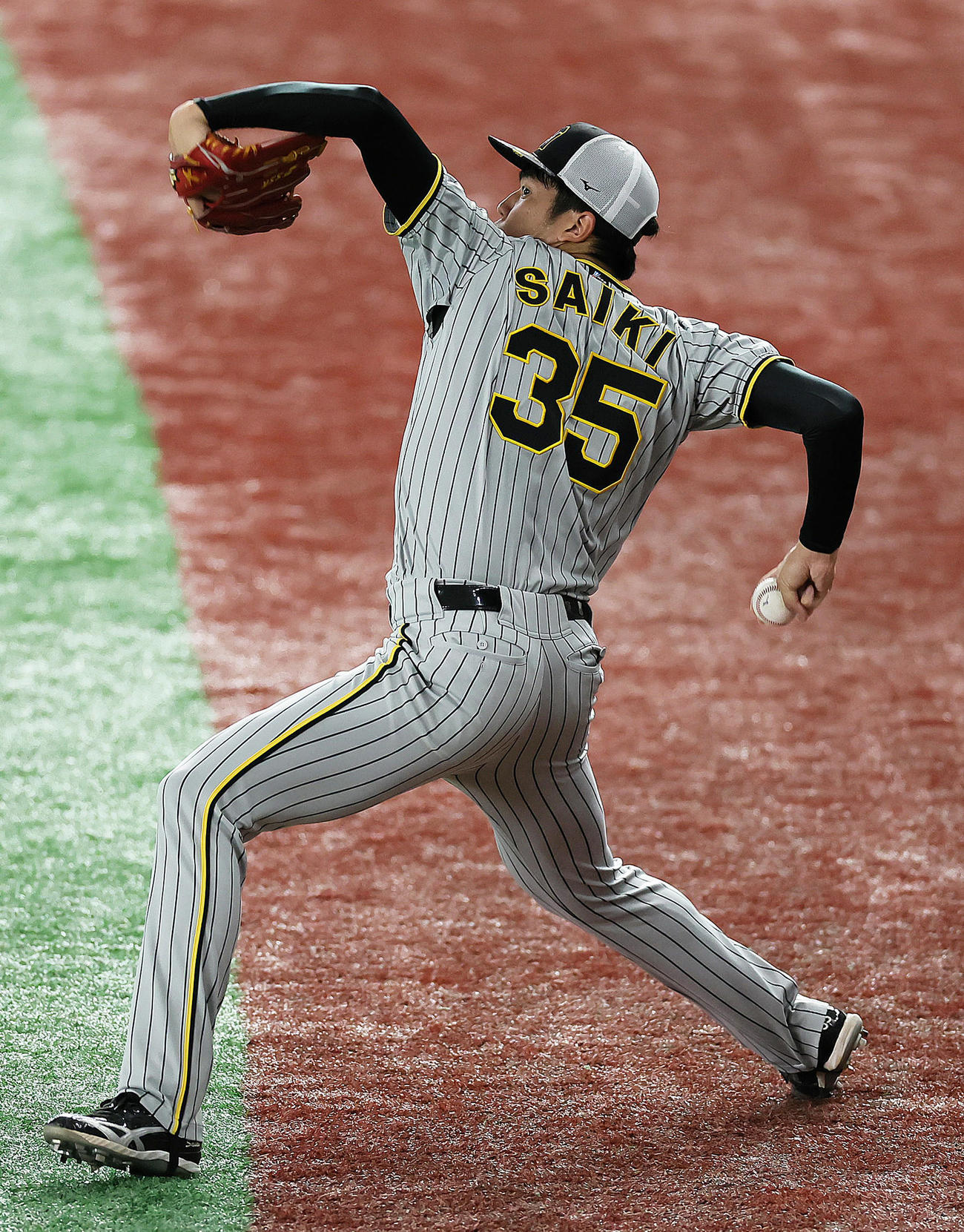 巨人対阪神　キャッチボールで調整する阪神才木（撮影・足立雅史）