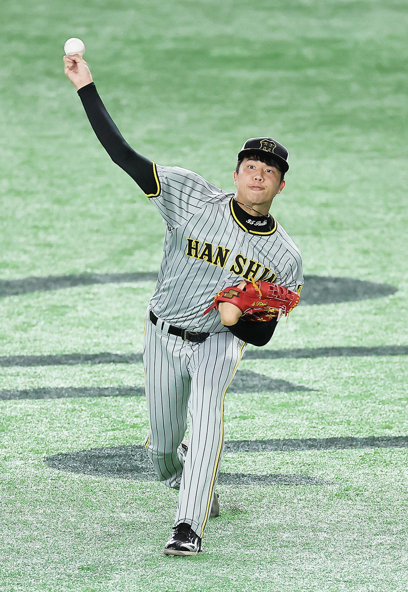巨人対阪神　キャッチボールで調整する阪神才木（撮影・足立雅史）