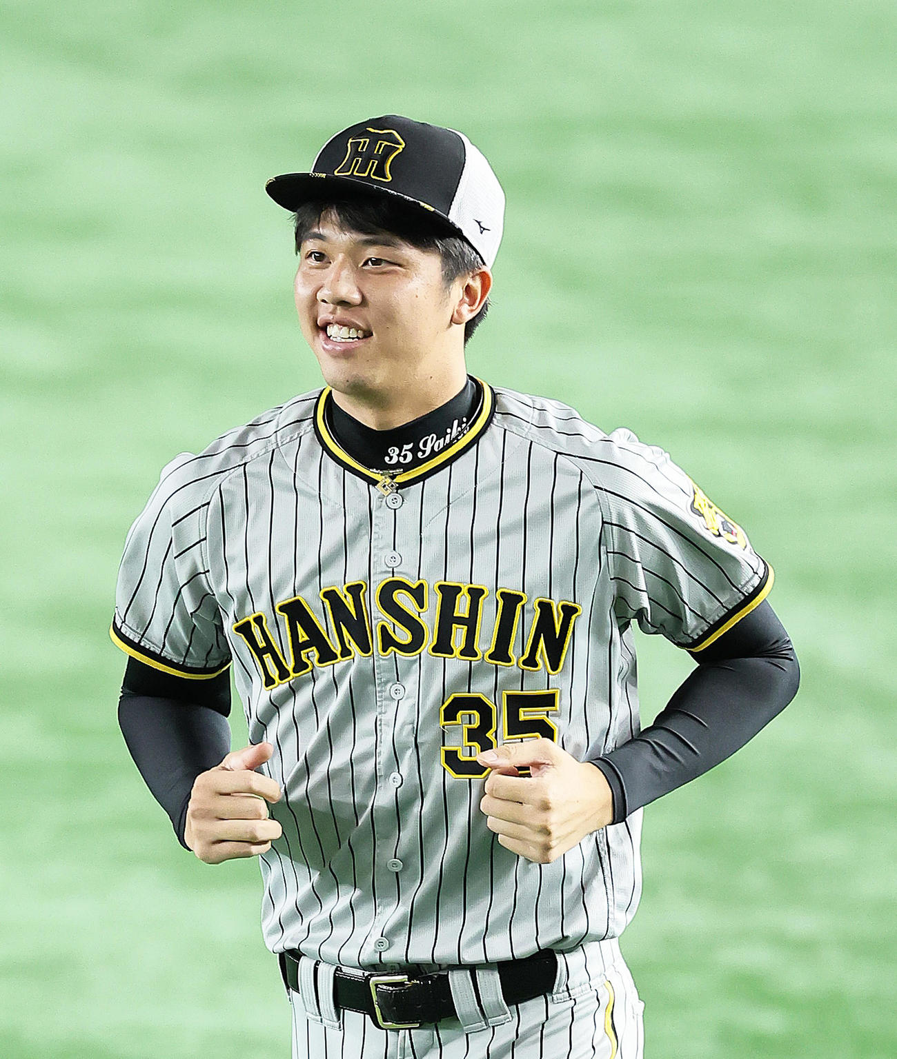 練習中、笑顔を見せる阪神才木（撮影・足立雅史）