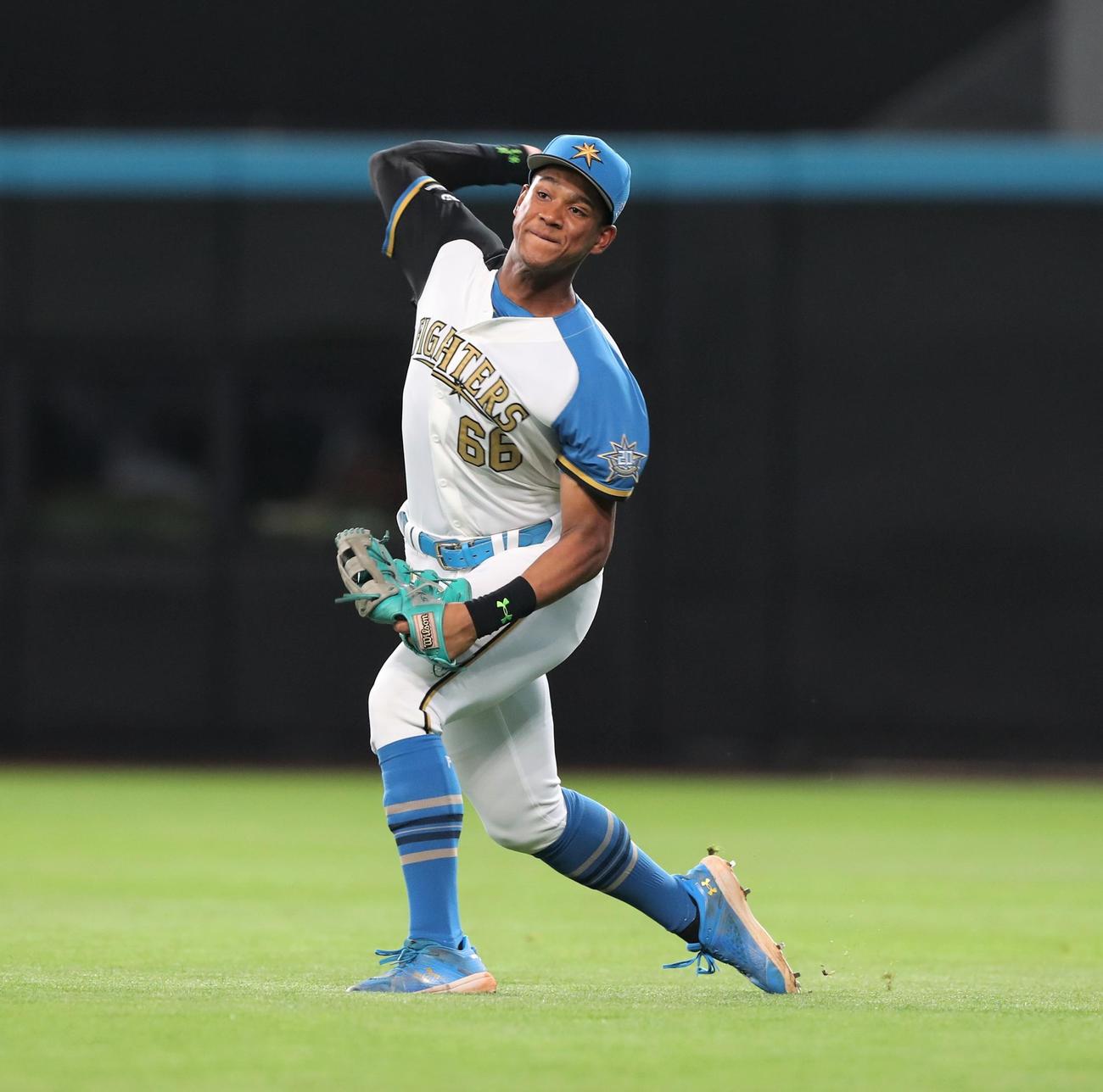 日本ハム対オリックス　5回表オリックス1死二塁、紅林の右前打で二塁走者宗を本塁で補殺する万波（撮影・黒川智章）