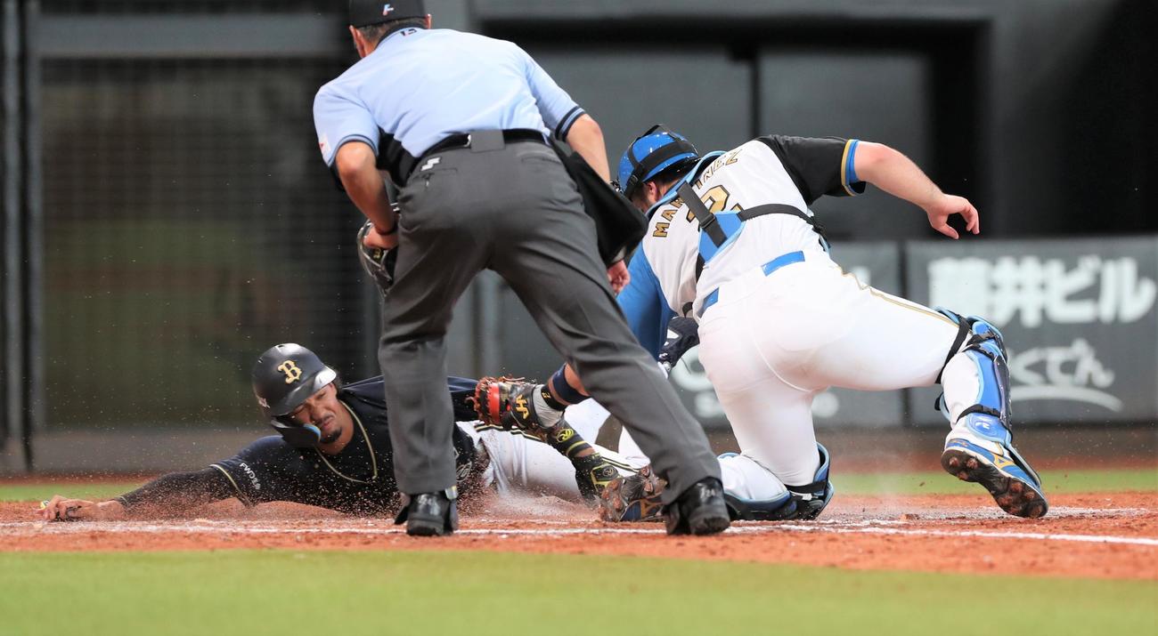 日本ハム対オリックス　5回表オリックス1死二塁、紅林の右前打で二塁走者宗を本塁で補殺する万波。捕手マルティネス（撮影・黒川智章）
