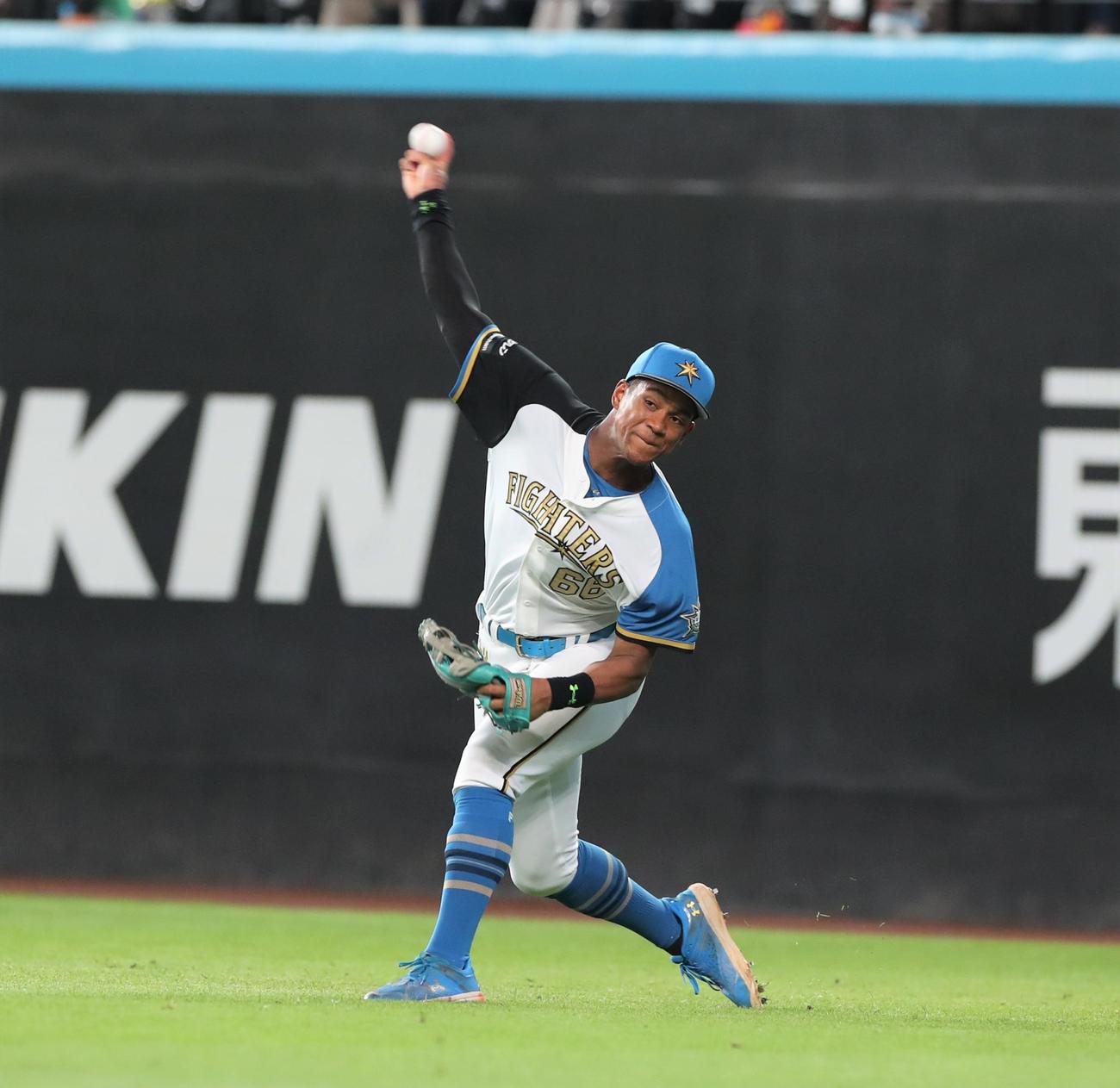 日本ハム対オリックス　2回表オリックス無死二塁、頓宮の右飛でタッチアップした森を三塁で補殺する万波（撮影・黒川智章）