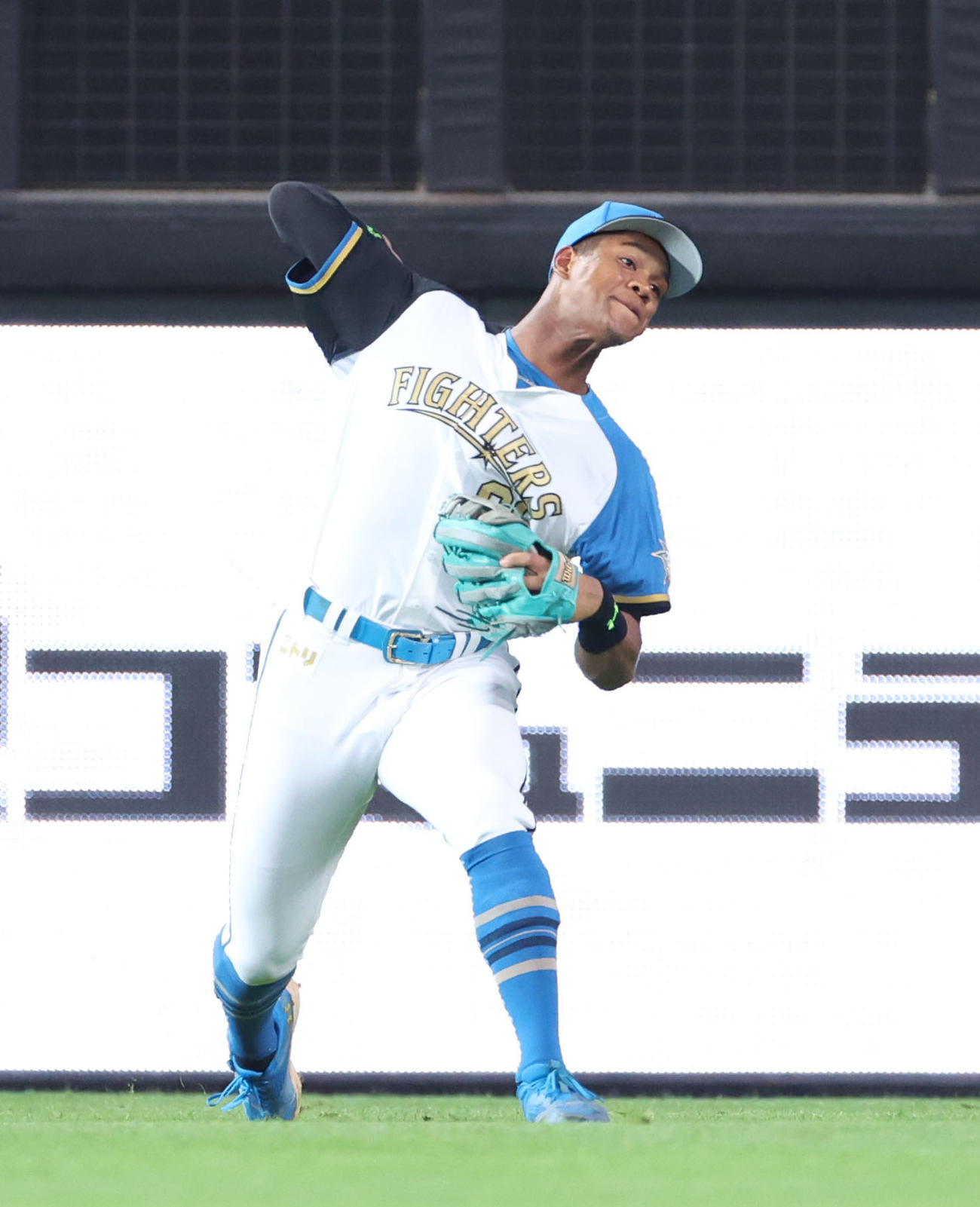 日本ハム対オリックス　2回表オリックス無死二塁、頓宮の右飛でタッチアップした森を三塁で補殺する万波（撮影・佐藤翔太）
