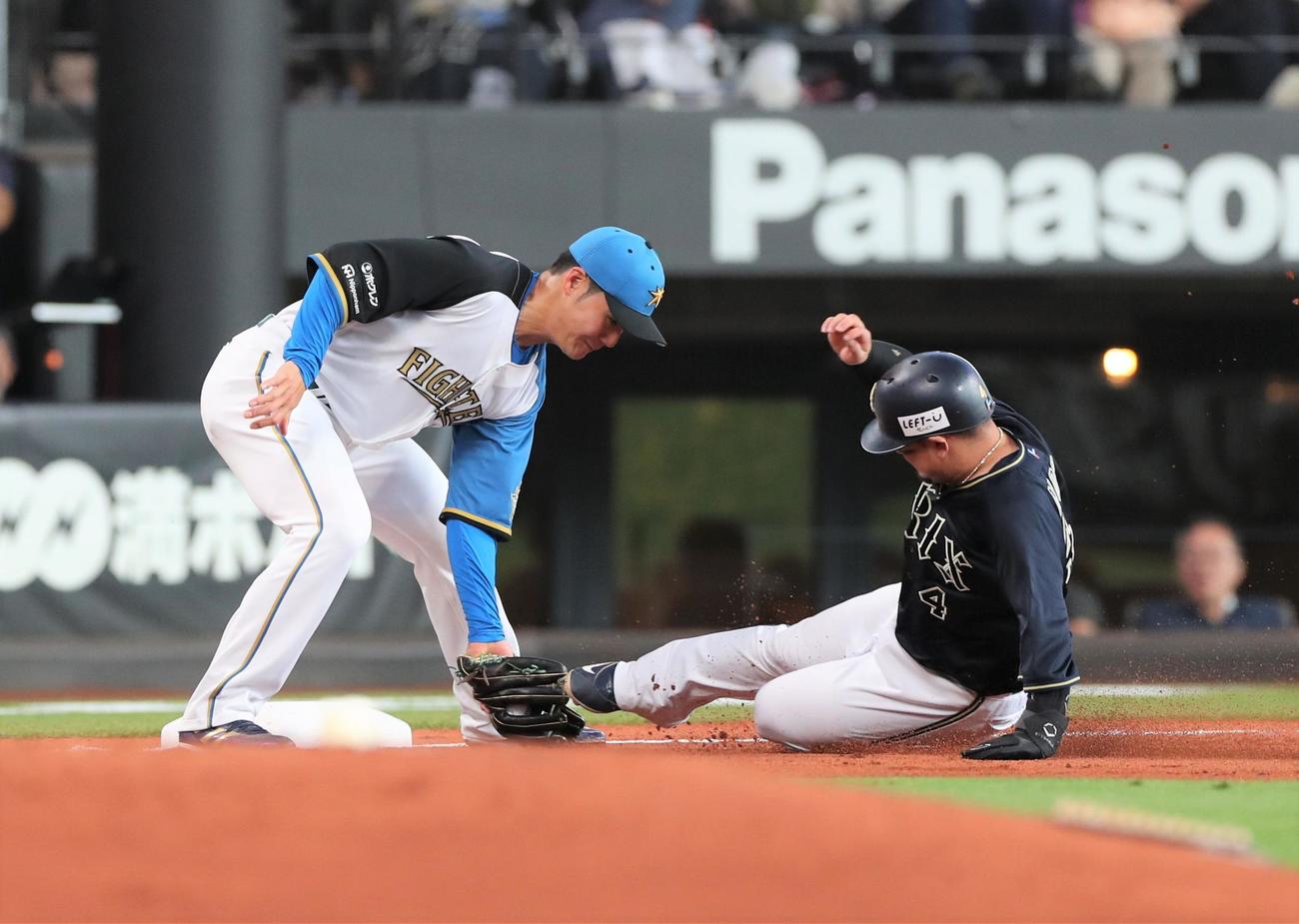 日本ハム対オリックス　2回表オリックス無死二塁、頓宮の右飛でタッチアップした森を三塁で補殺する万波。三塁手清宮（撮影・黒川智章）