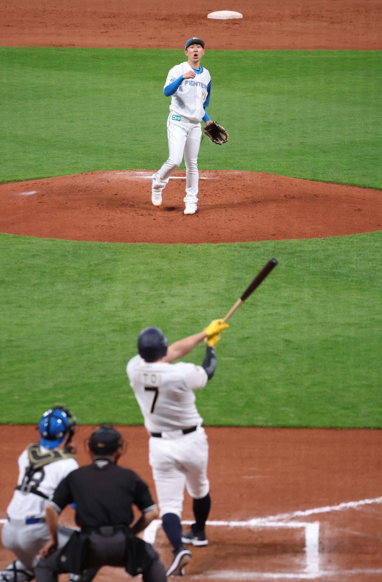 日本ハムのユニホームを着た金子コーチとオリックスのユニホームを着た糸井氏が対決し三振にとる（撮影・黒川智章）