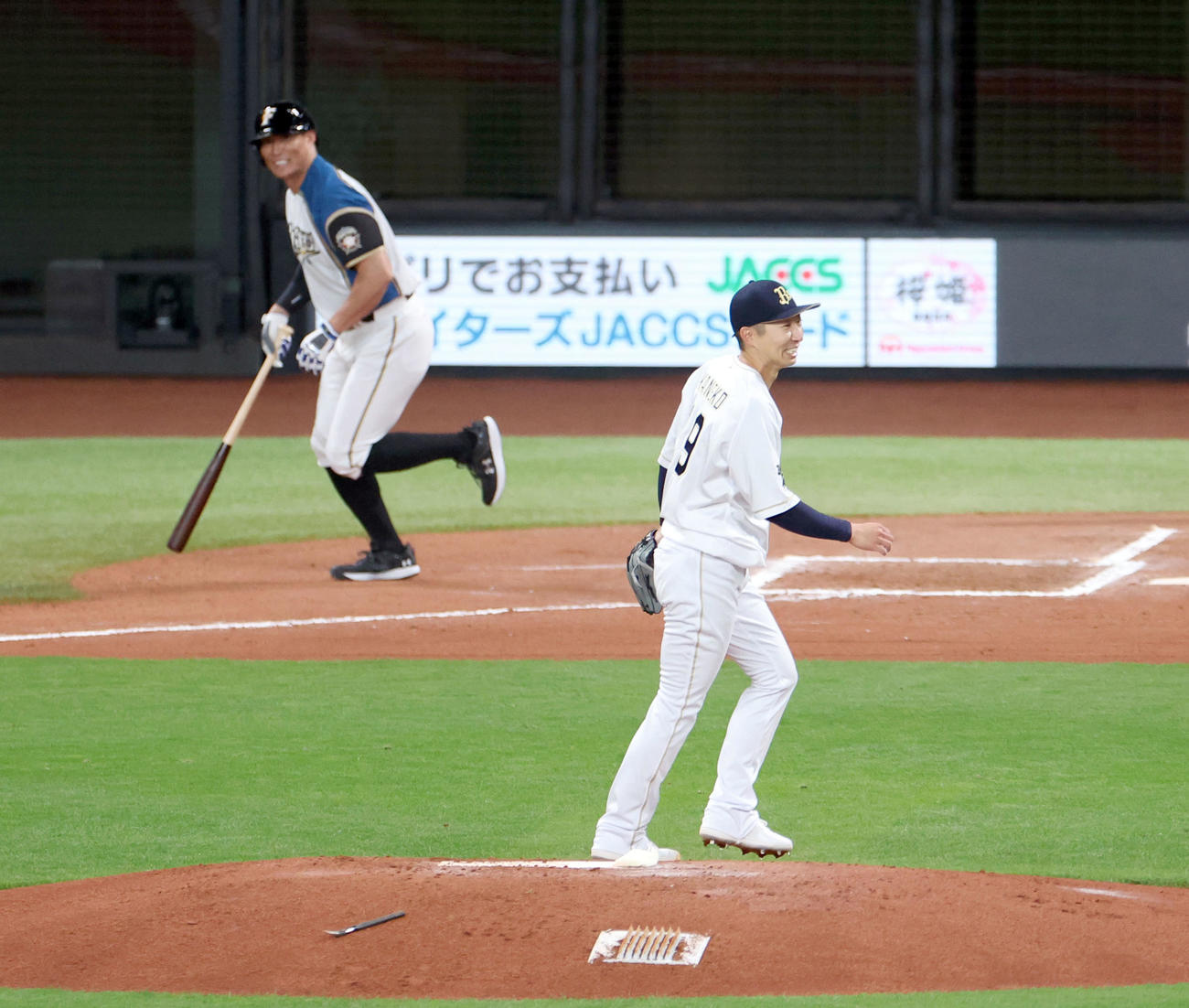 日本ハム対オリックス　糸井氏を投飛に仕留める日本ハム金子特命コーチ（撮影・佐藤翔太）