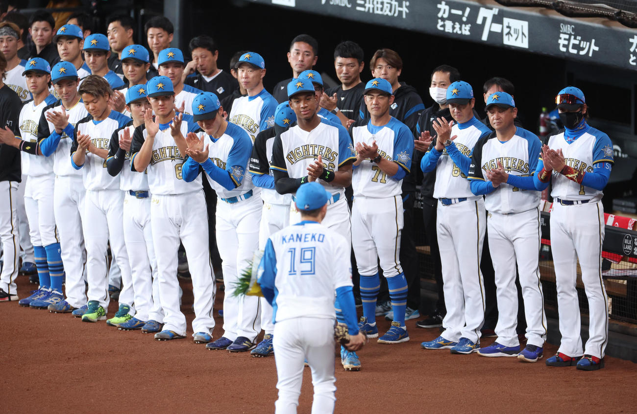 日本ハム対オリックス　試合前、引退セレモニーを終えた日本ハム金子特命コーチに拍手を送るナイン（撮影・佐藤翔太）