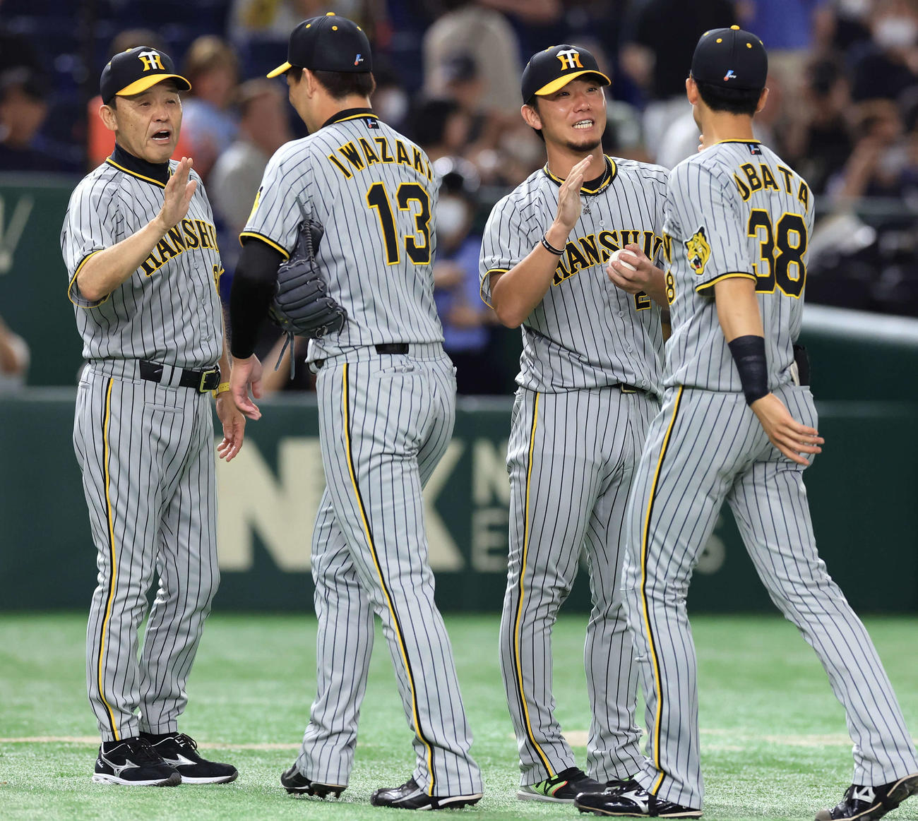巨人対阪神　勝利投手の伊藤将（右から2人目）は岩崎（手前左）からウイニングボールを受けとり笑顔。左は岡田監督（撮影・浅見桂子）