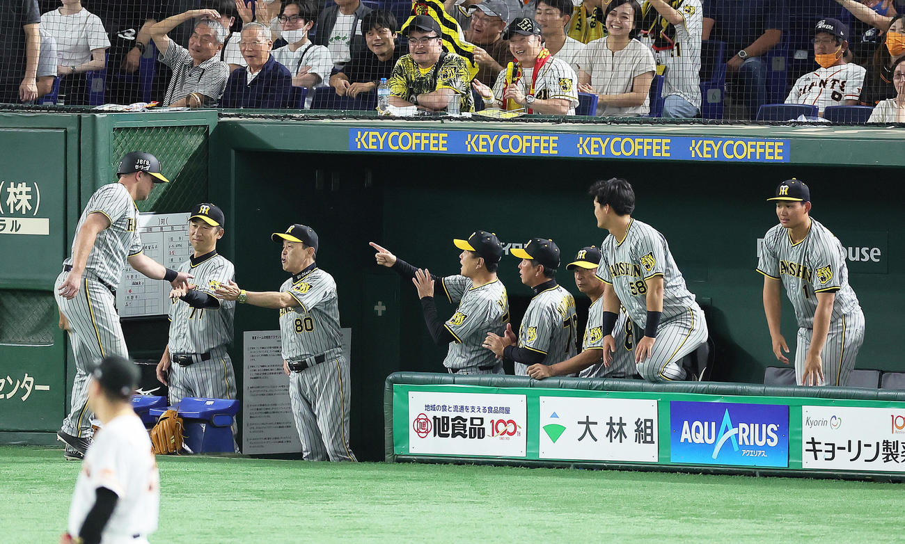 巨人対阪神　9回表阪神2死一、二塁、梅野の打球が三塁手岡本和の適時失策を誘い、生還したノイジー（左端）を迎える岡田監督（左から3人目）（撮影・足立雅史）