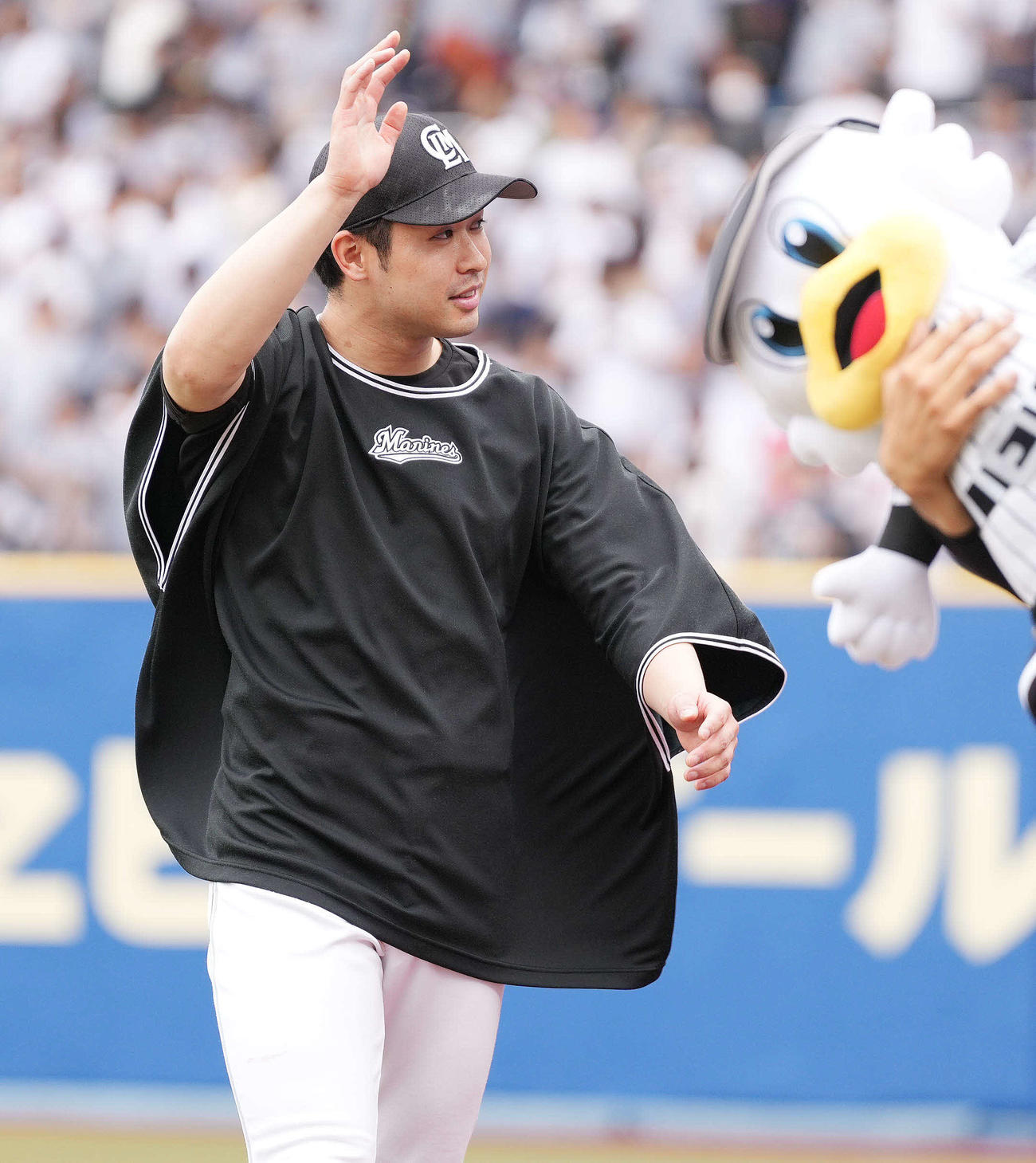 ロッテ対楽天　楽天に勝利し、ファンの声援に応えるロッテ種市（撮影・鈴木みどり）