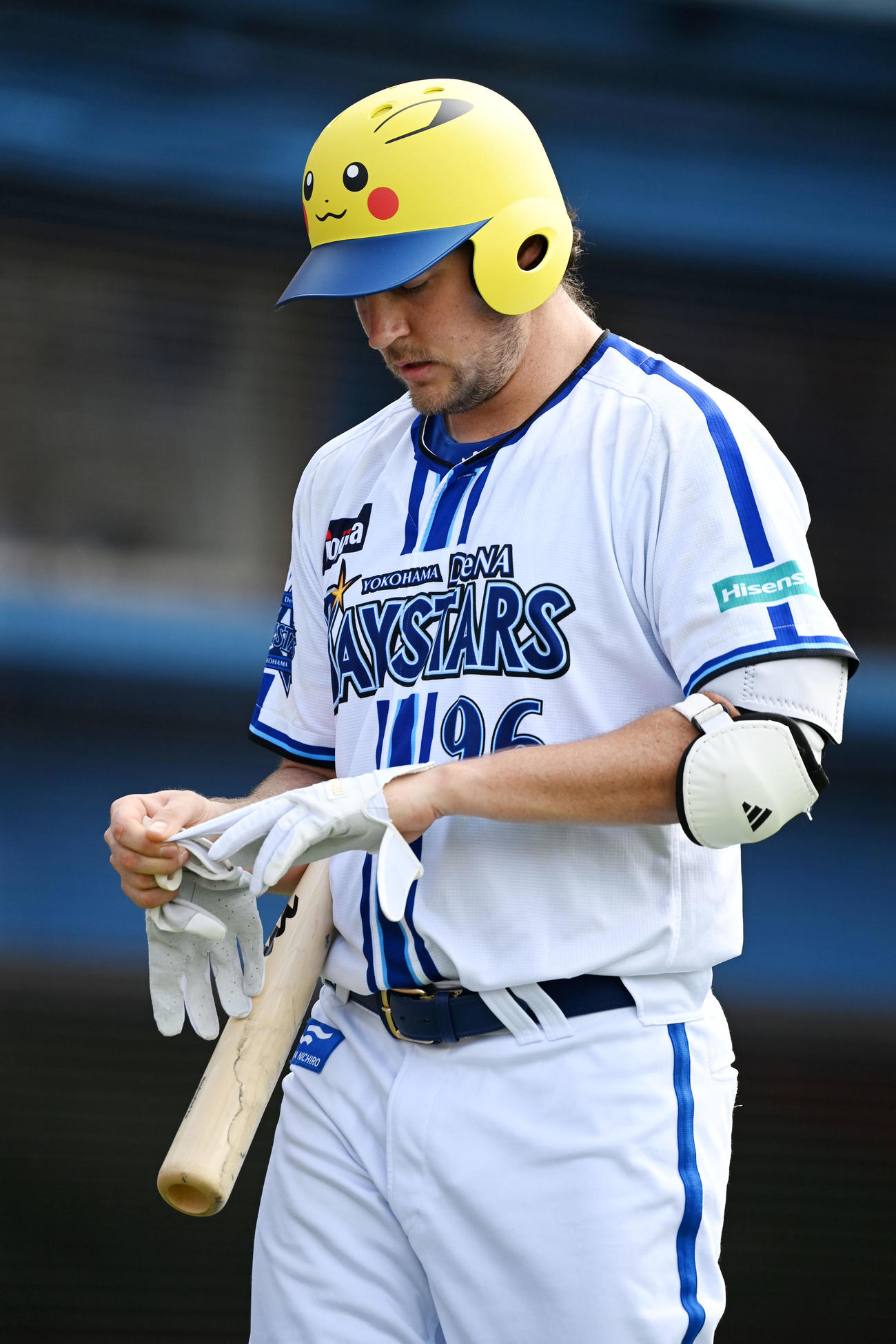 DeNA対中日　3回裏DeNA1死、三振に倒れ肩を落とすバウアー（撮影・横山健太）